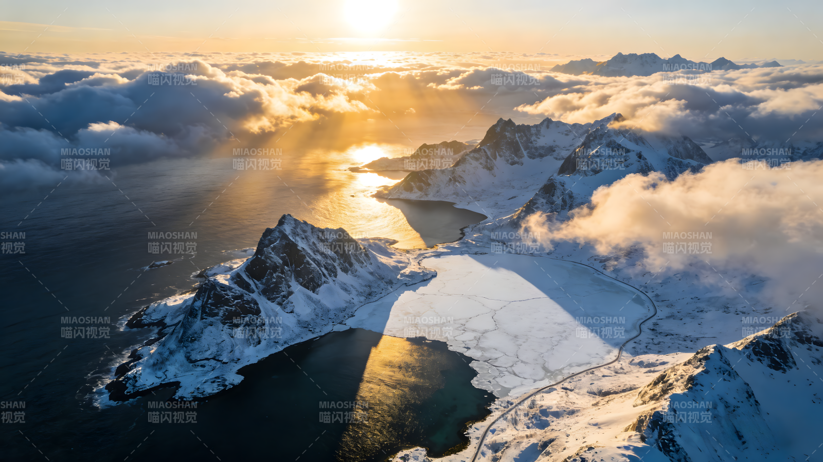 雪山云海日出图片