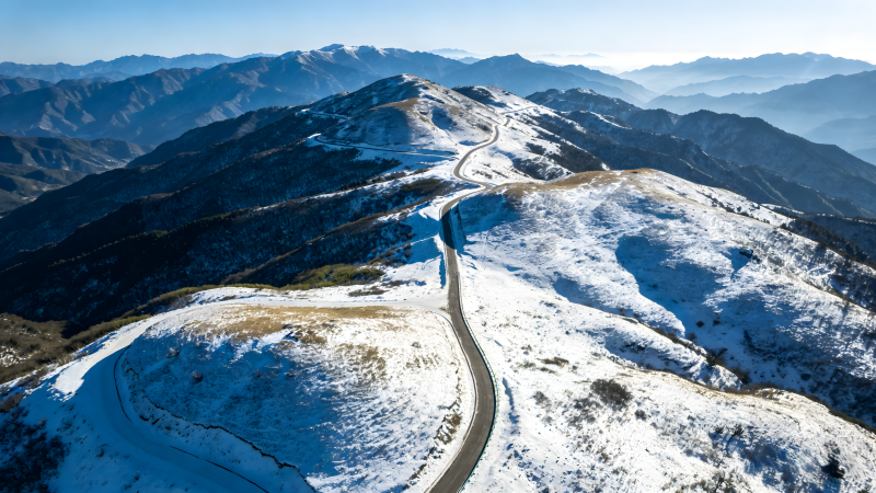 雪岭蜿蜒路图片