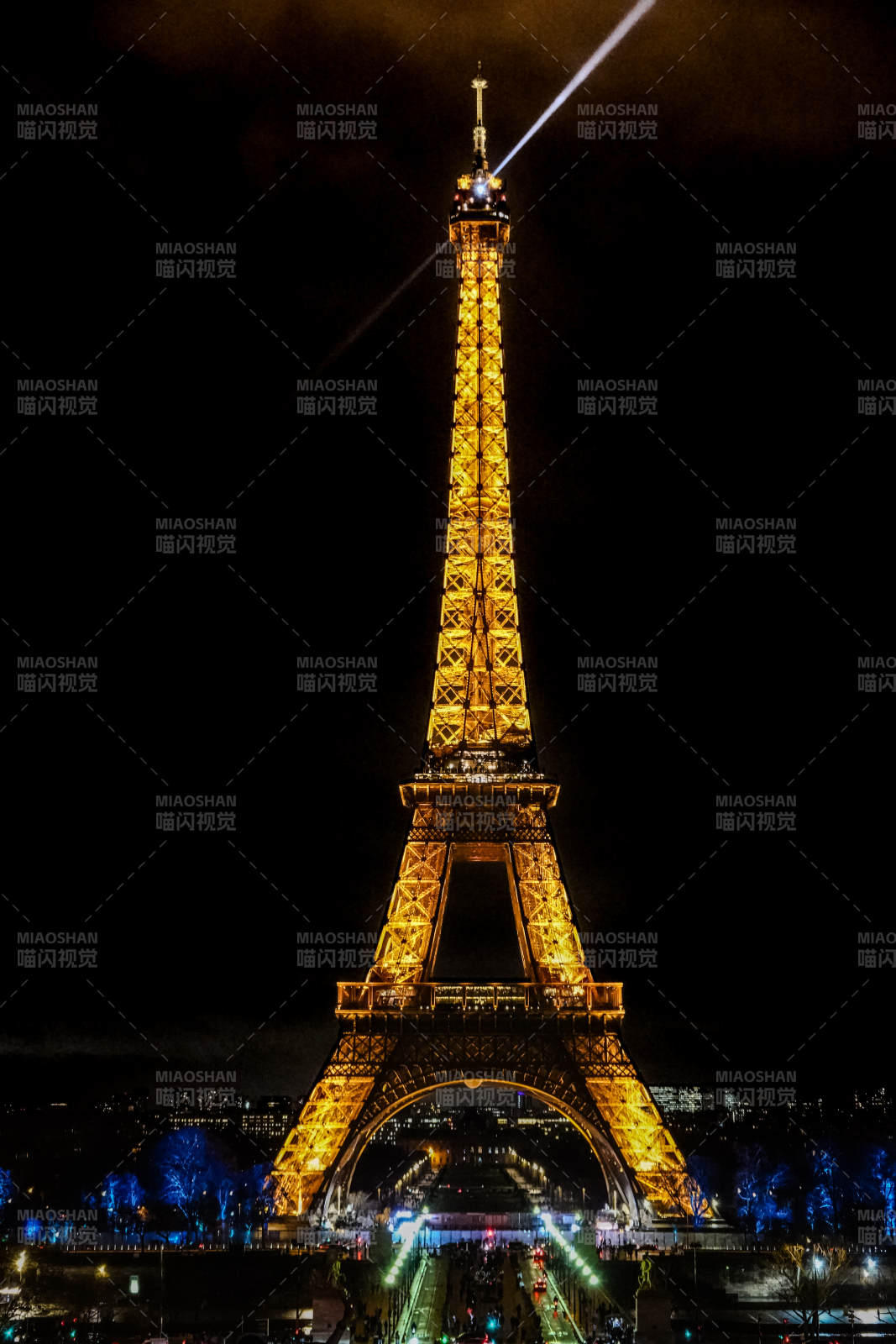 夜幕下的法国埃菲尔铁塔图片