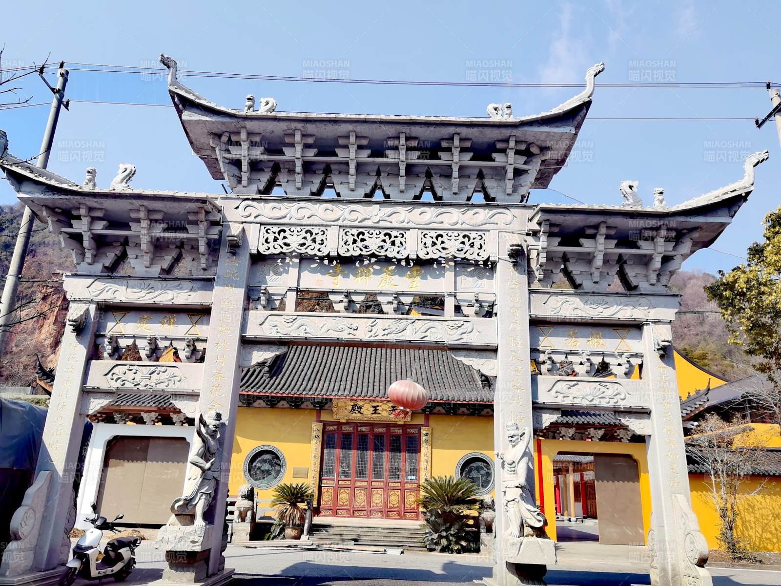 灵岩禅寺古寺牌坊迎宾来图片