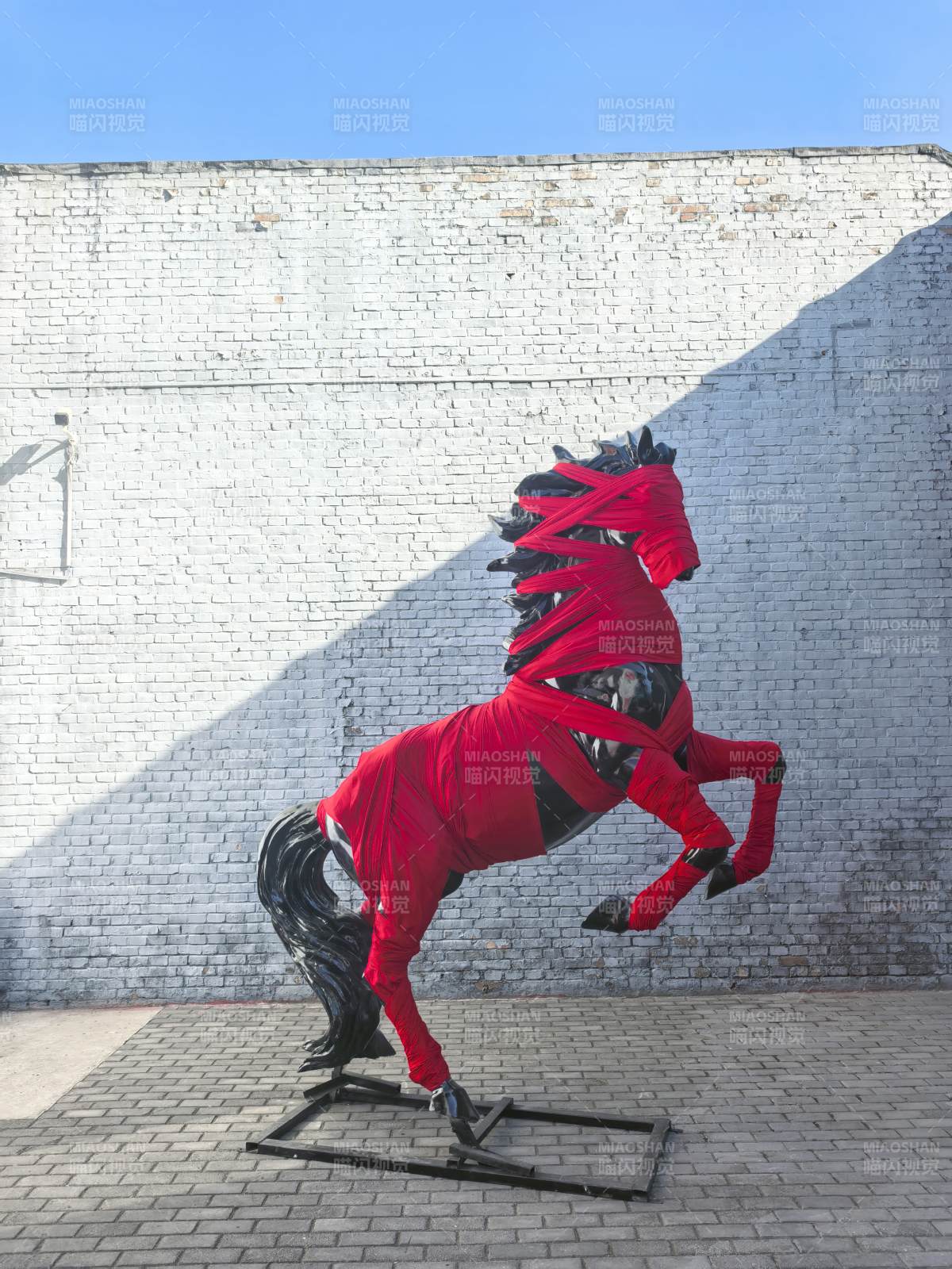 红布缠马雕塑图片