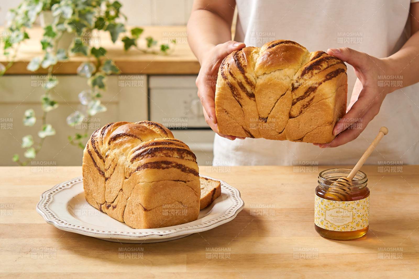 面包与蜂蜜的美味时光图片