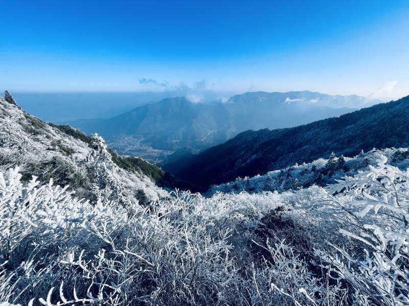 敕木山雪覆山峦 云海苍茫图片