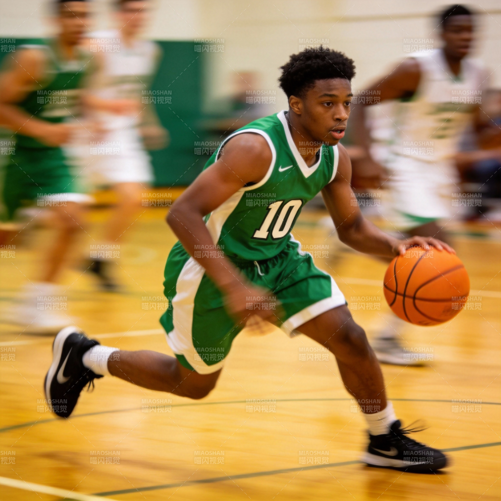 篮球少年疾驰赛场图片