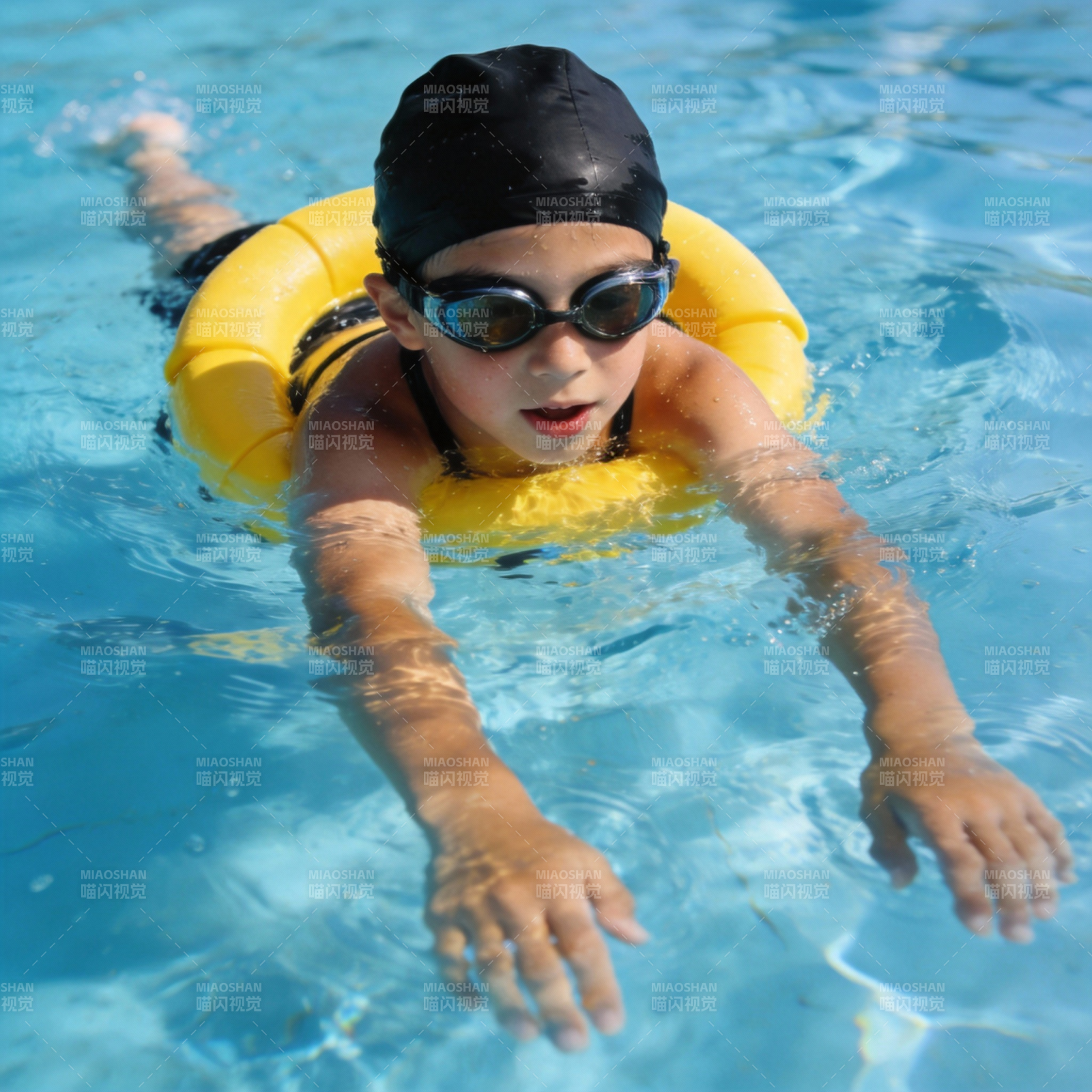 泳池中的快乐时光图片