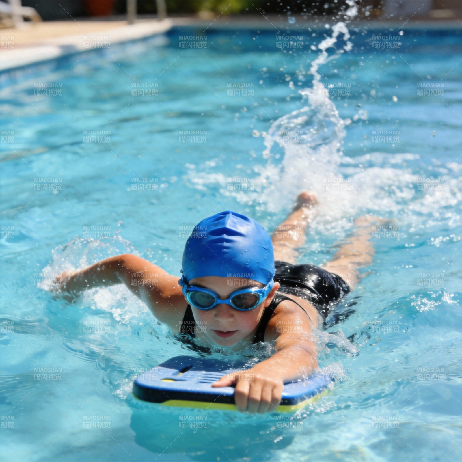 泳池中的小泳者图片