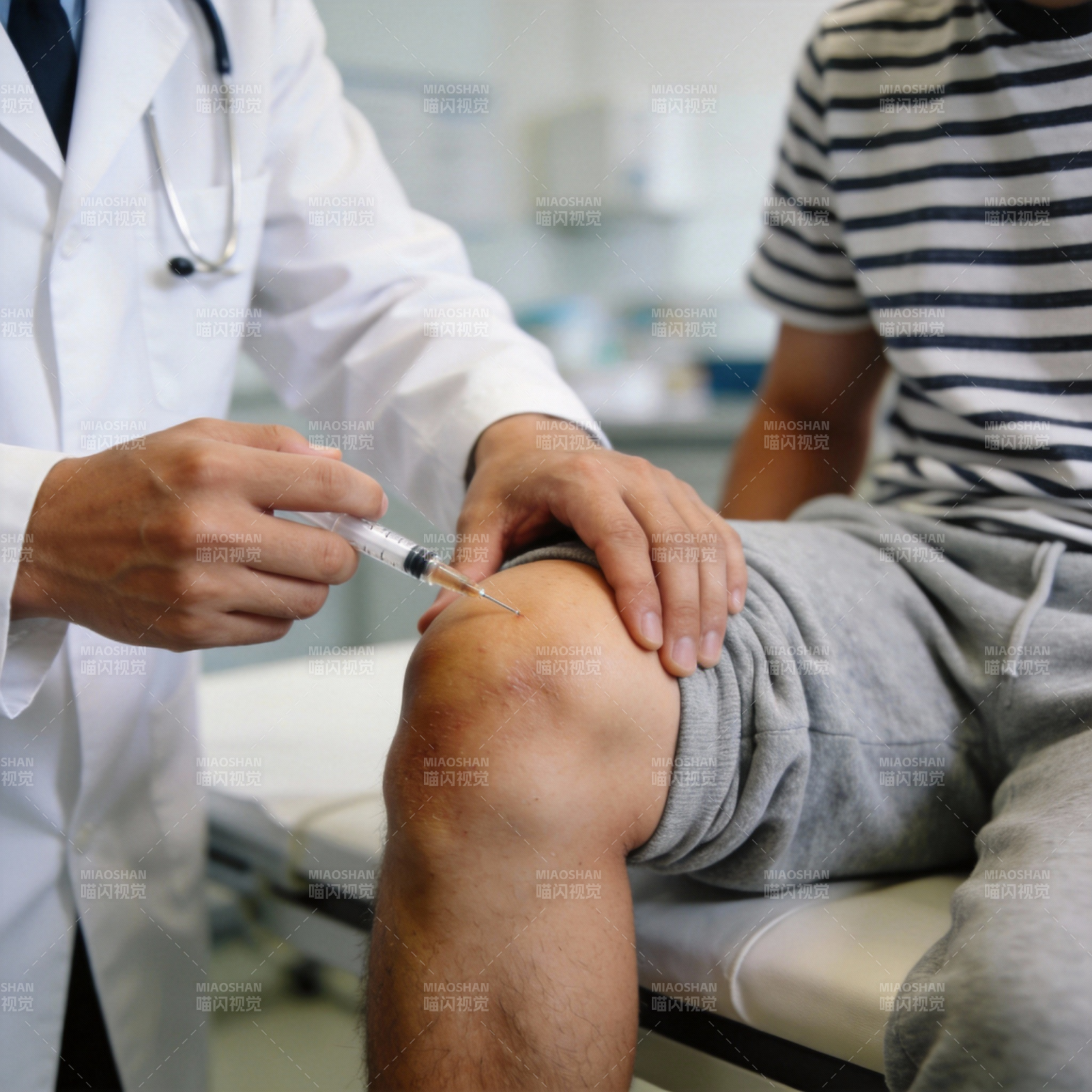 医生为患者注射膝盖图片