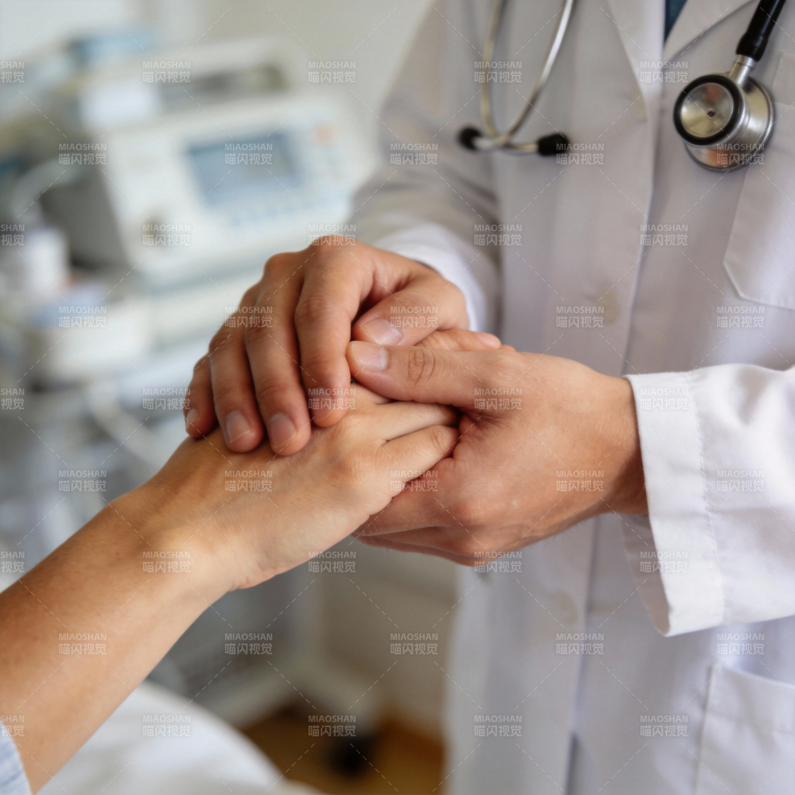 医生检查患者手部图片