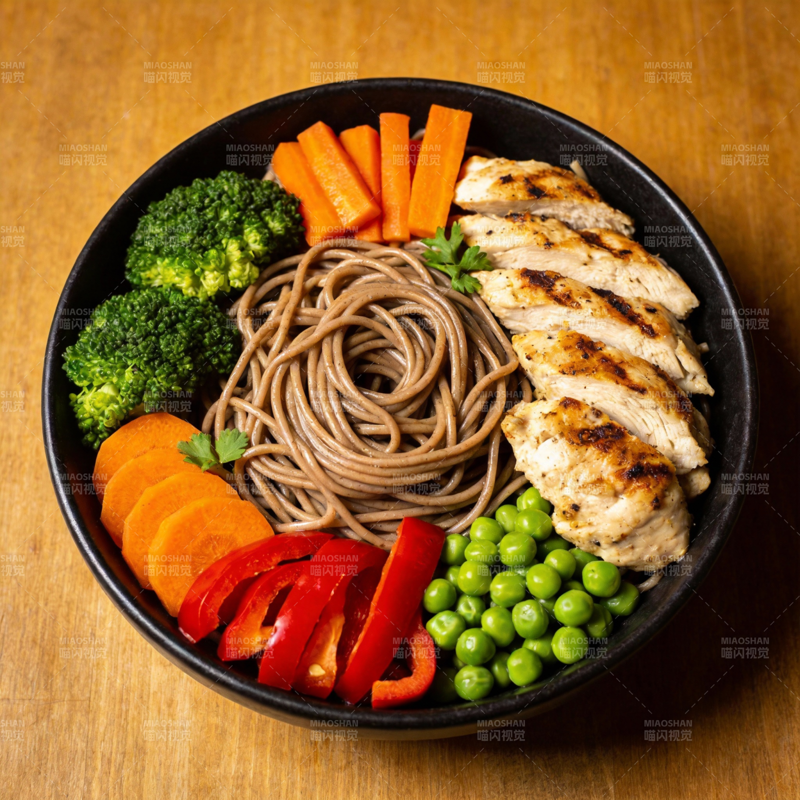 鸡肉蔬菜荞麦面图片