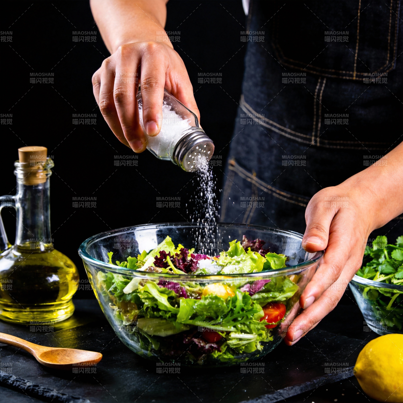 撒盐调味沙拉图片