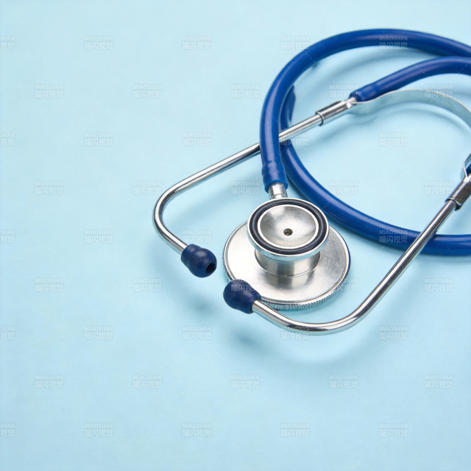 蓝色听诊器静置图图片
