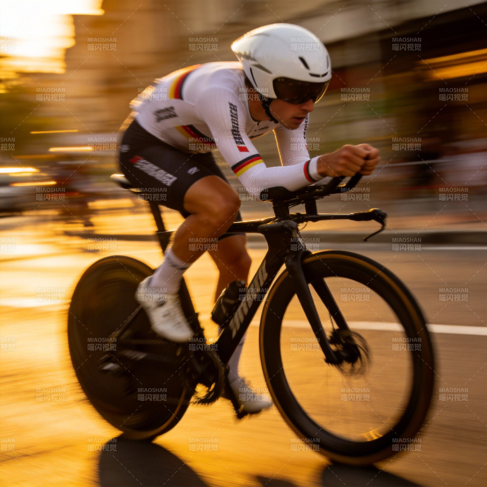 疾驰的自行车手图片