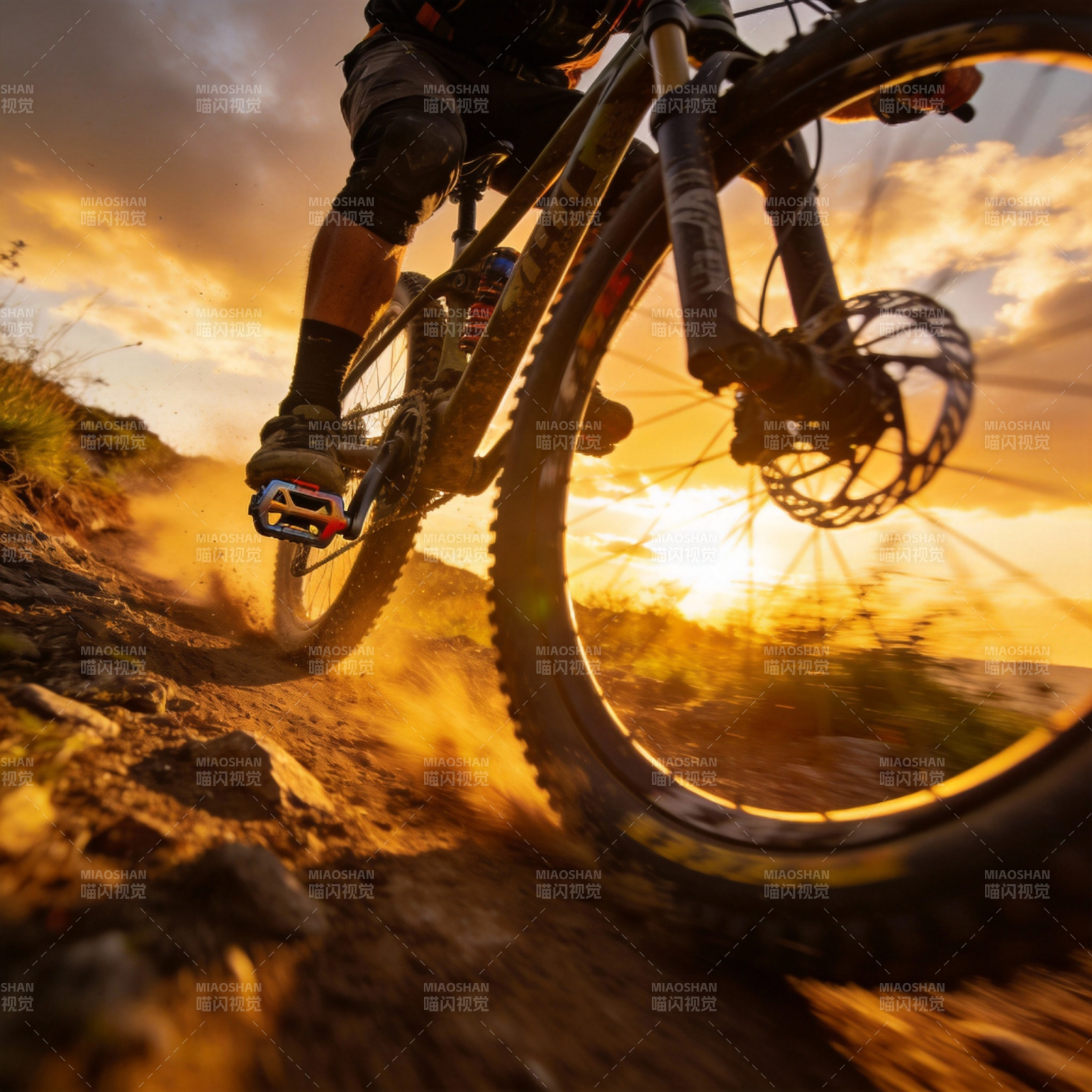 山地骑行日落时分图片