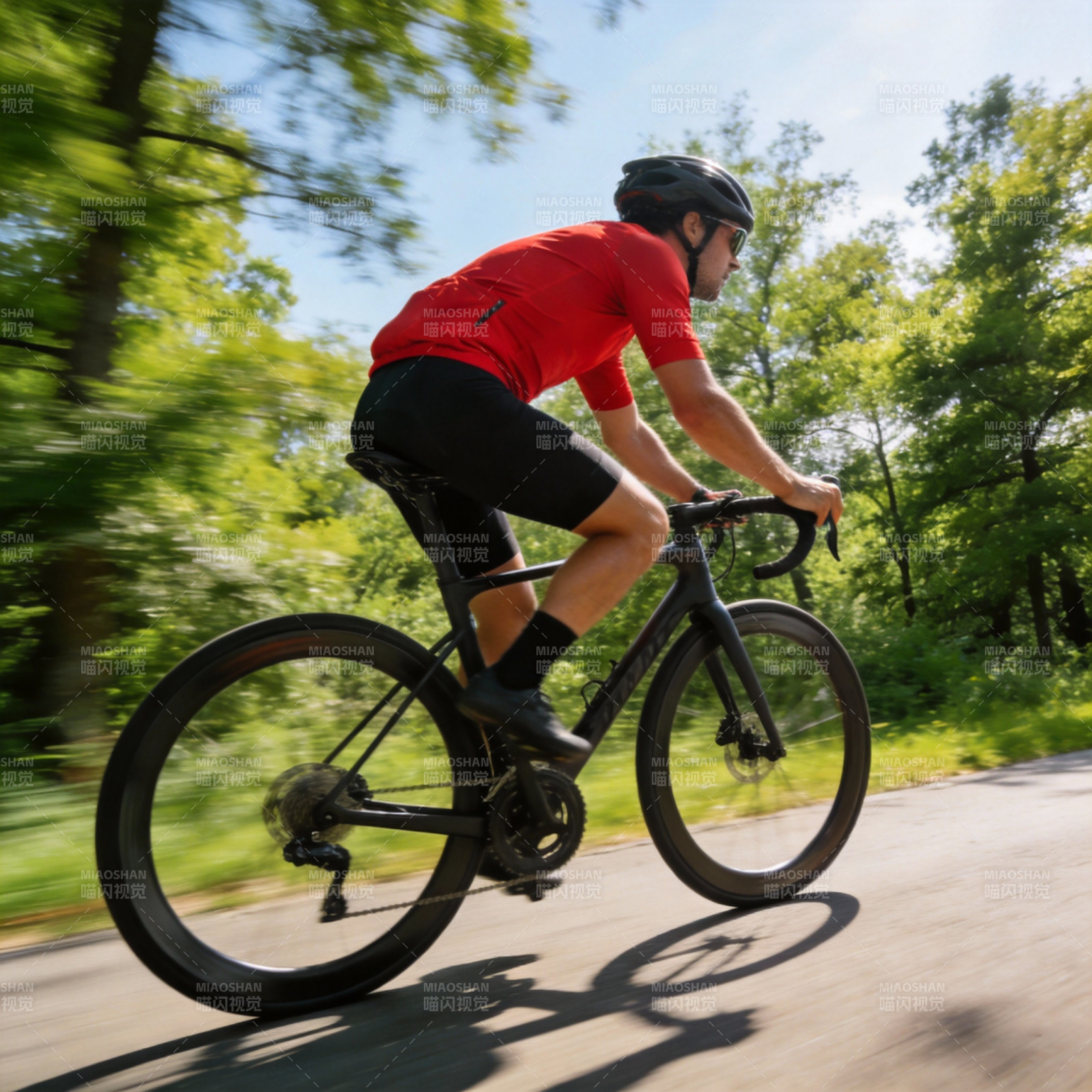 骑行者疾驰林间图片