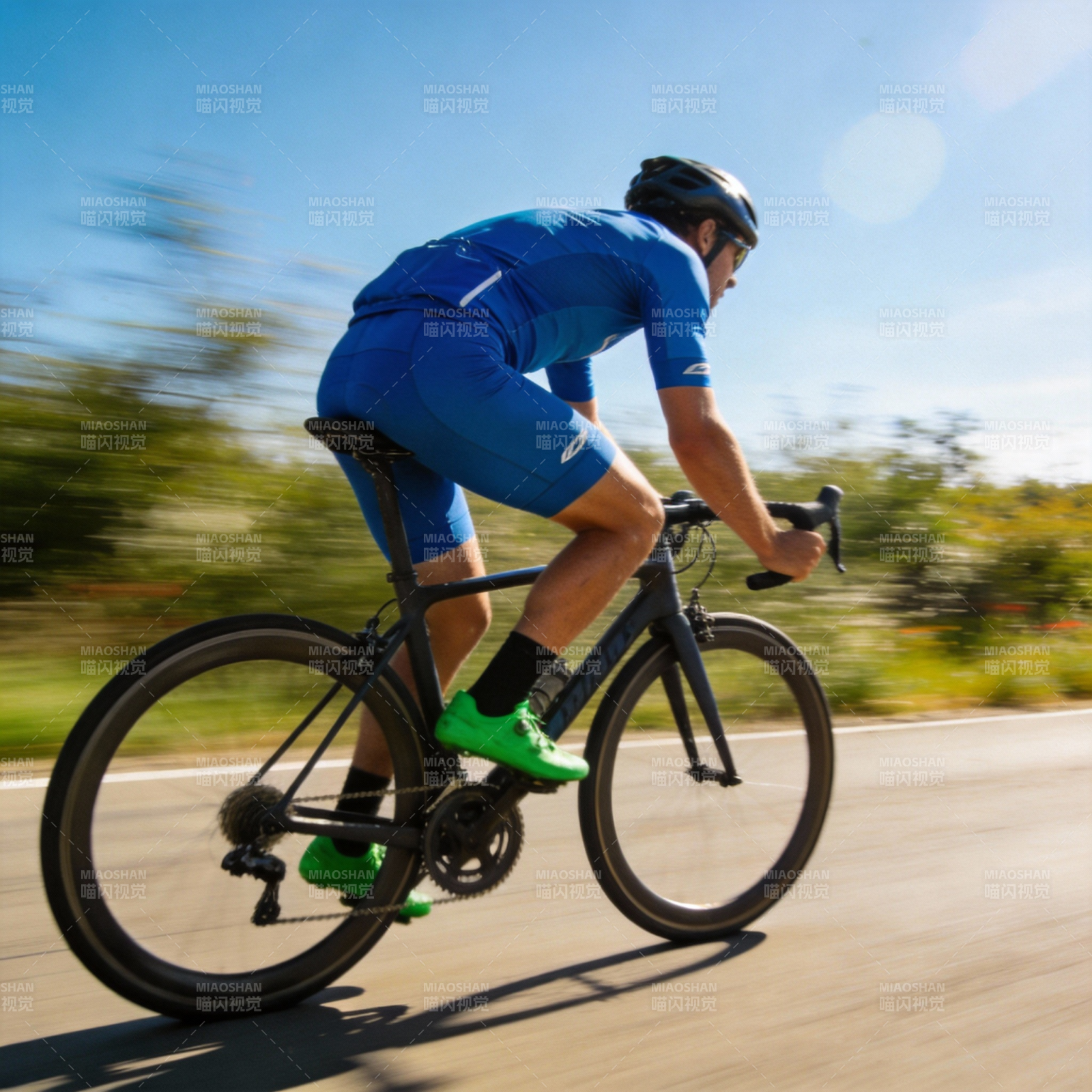 骑行者疾驰在路上图片