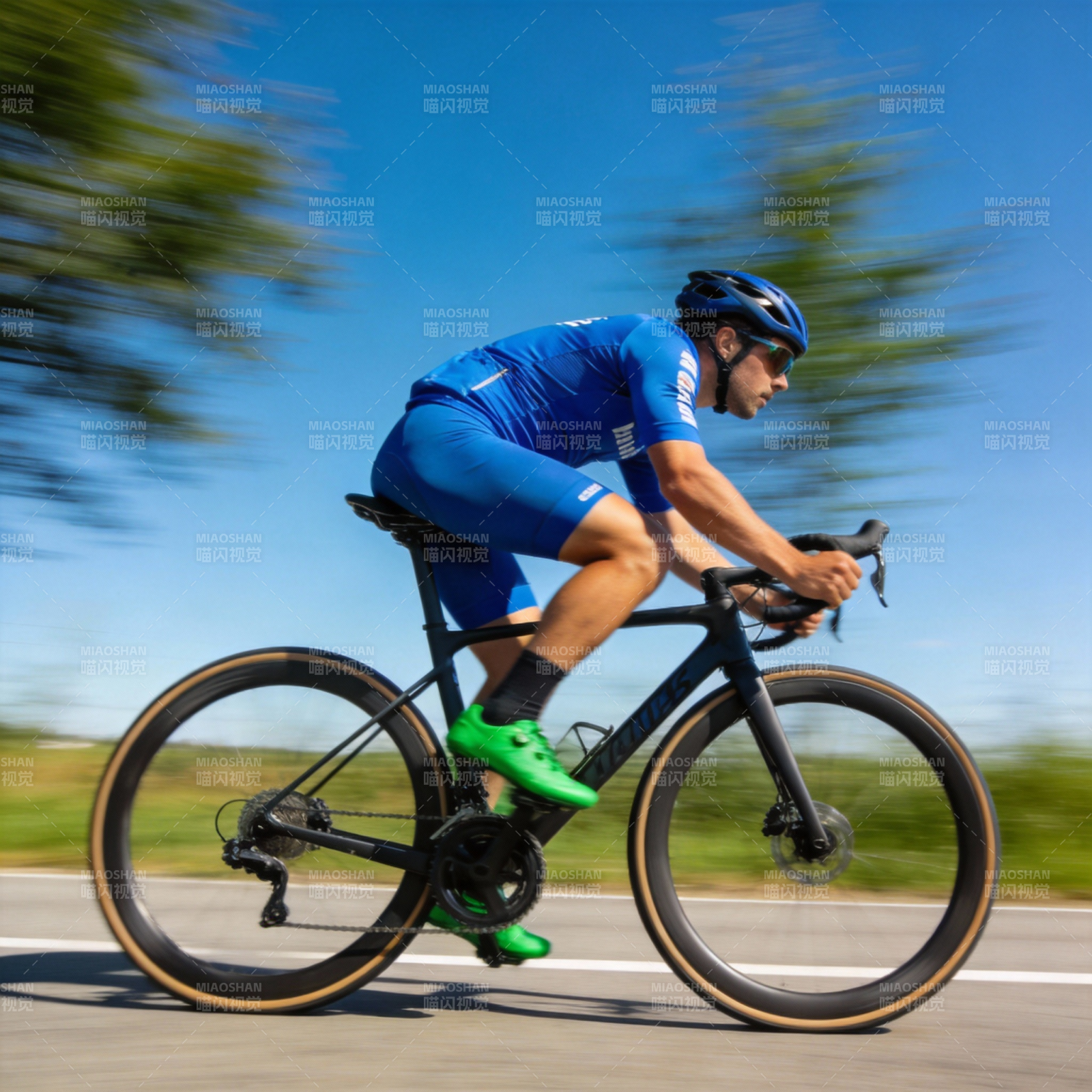 疾驰的骑行者图片