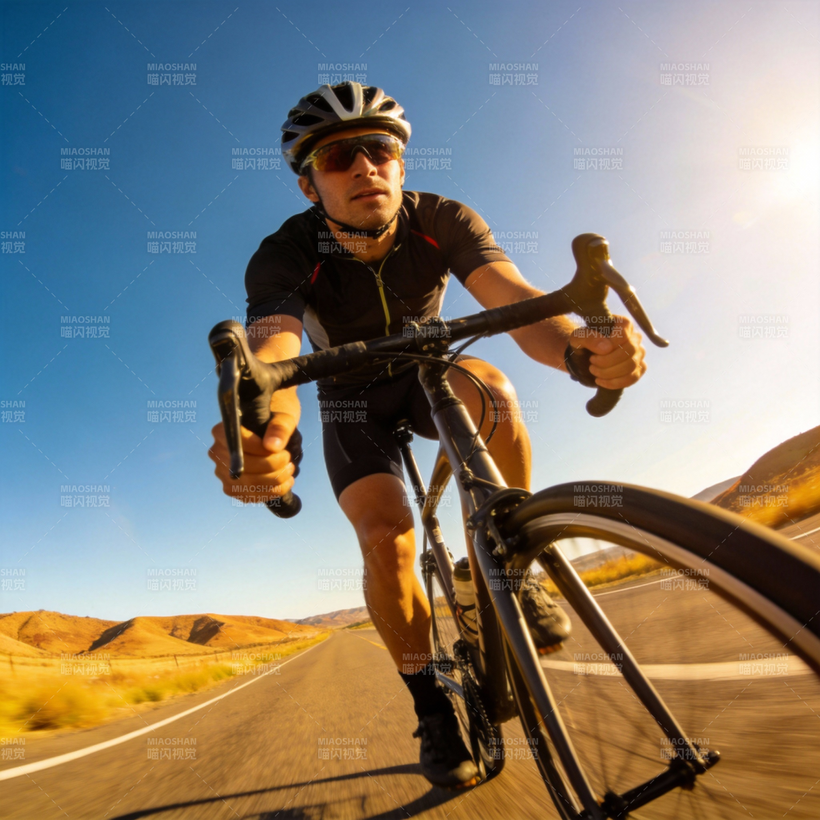 疾驰在荒漠公路图片