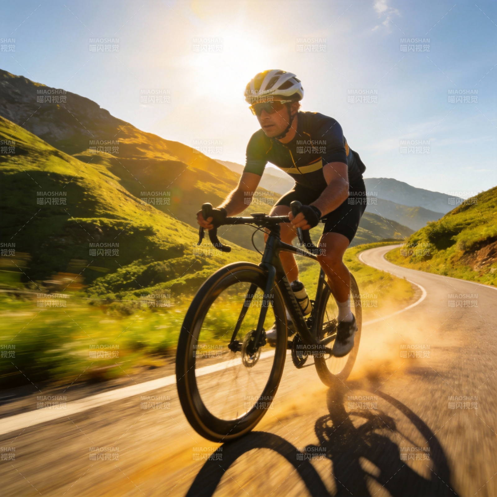 山间骑行追光图片