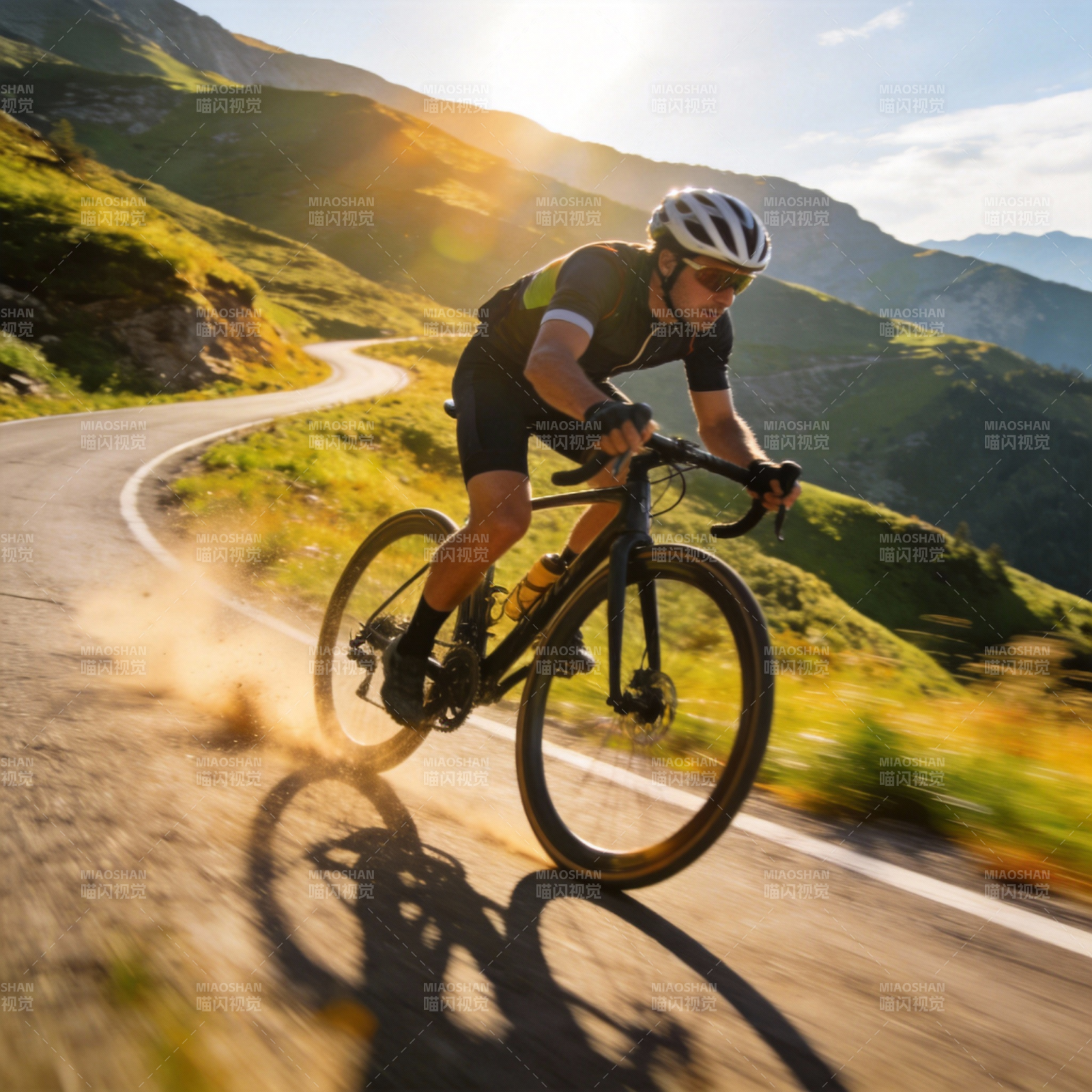 山地骑行追光行图片