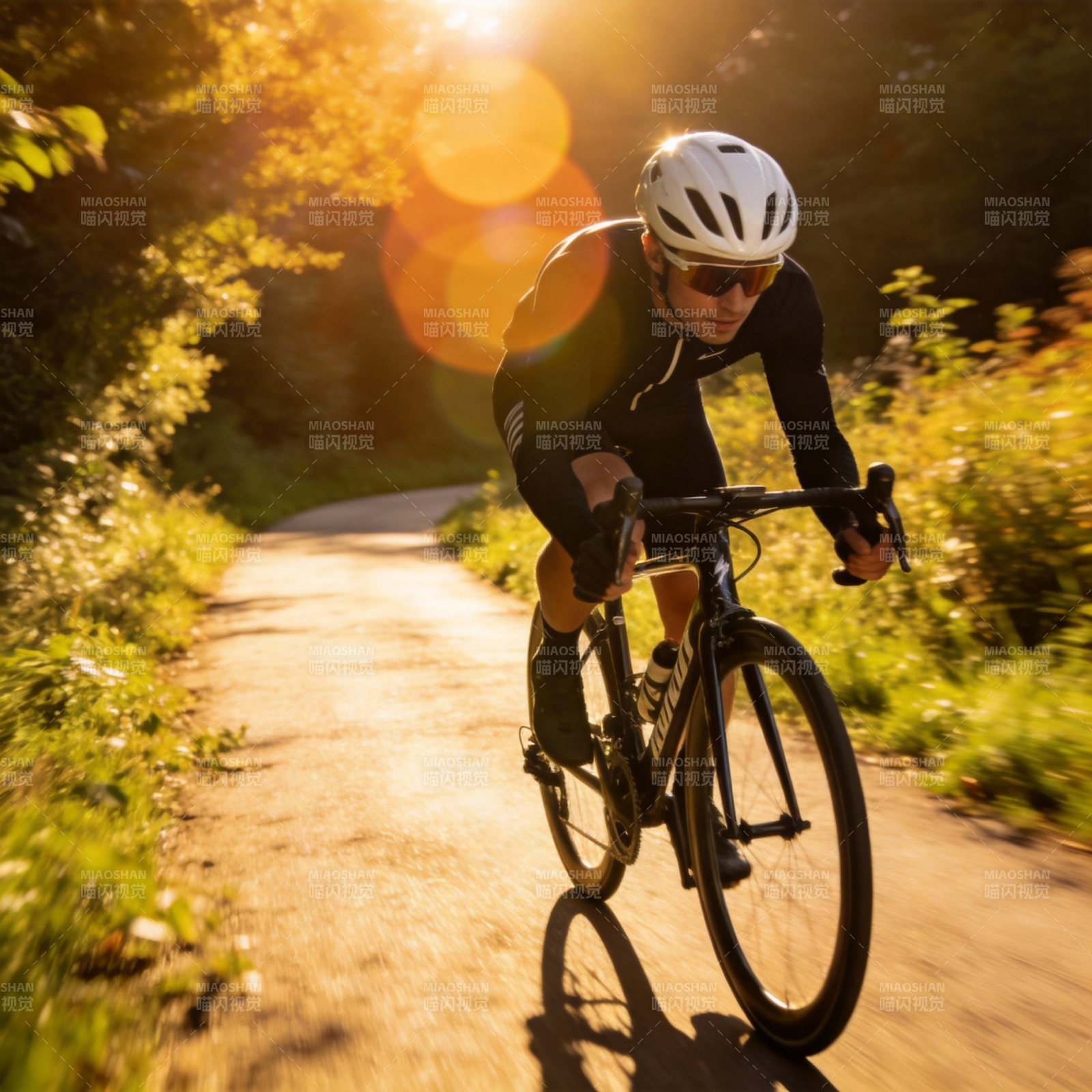 骑行者在林间小道上疾驰图片