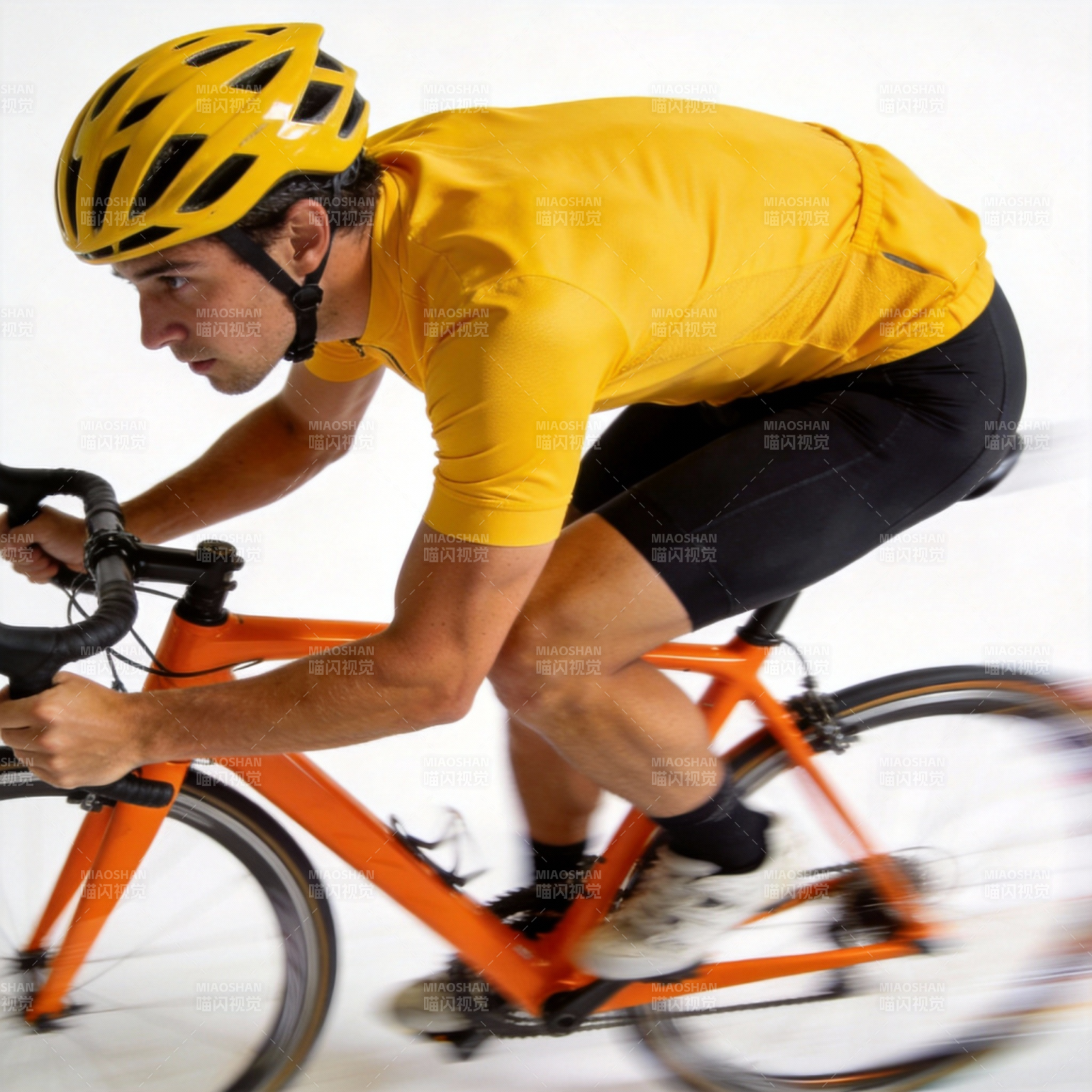 骑行者疾驰瞬间图片