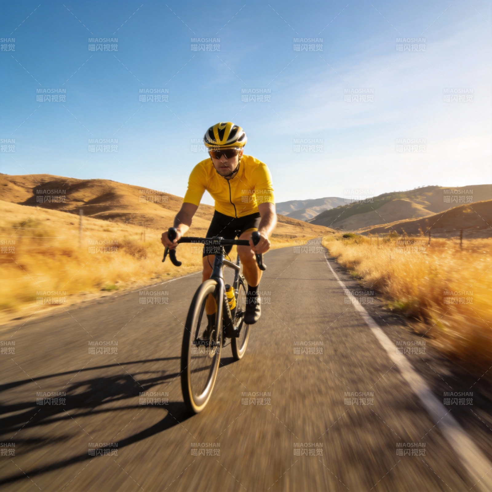 骑行者驰骋荒野图片