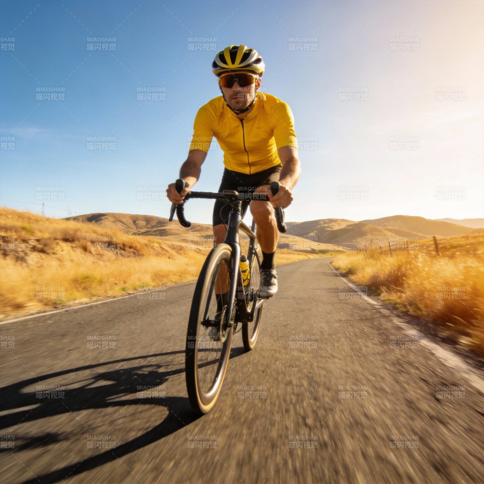 骑行者疾驰在荒漠公路图片
