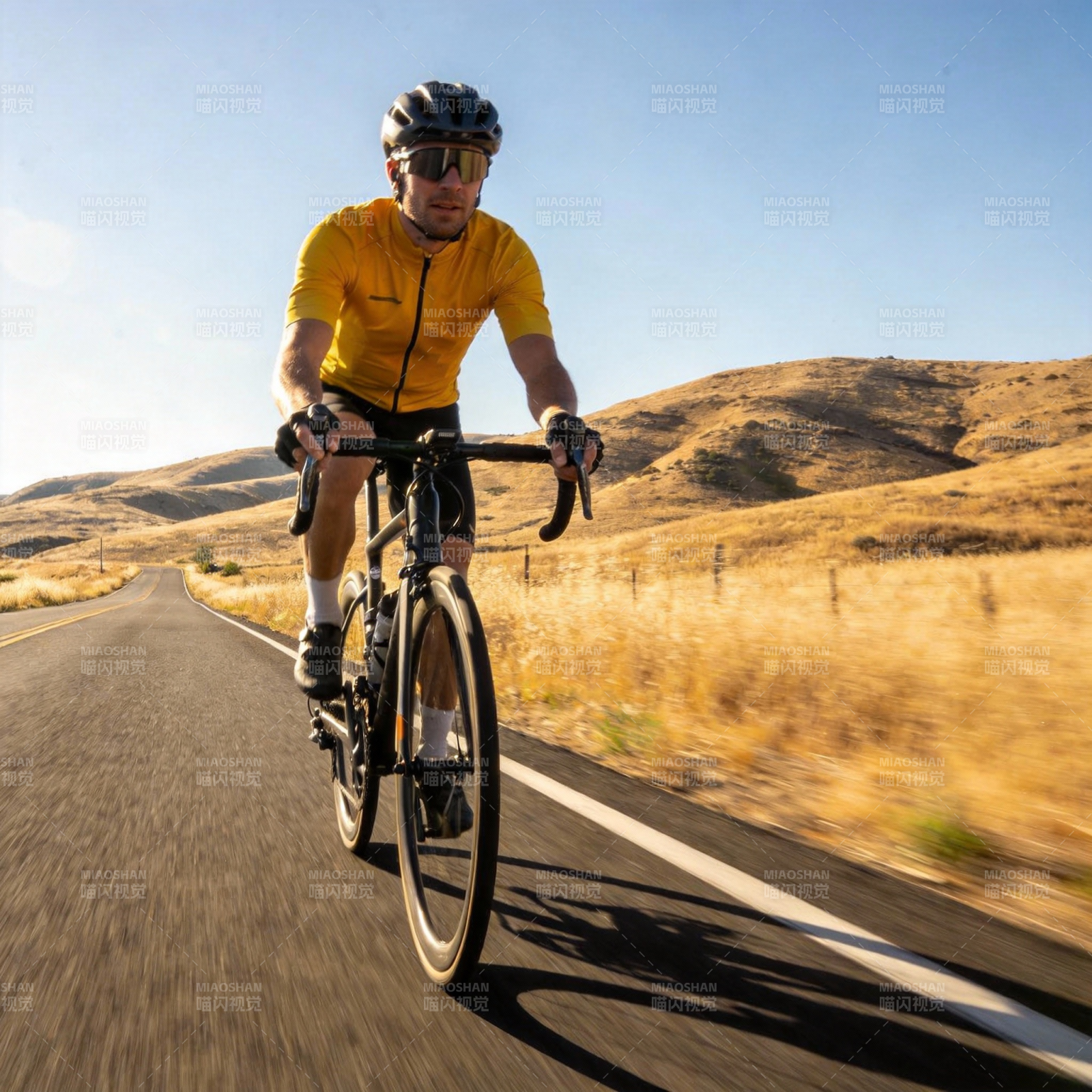 骑行者在山路上疾驰图片