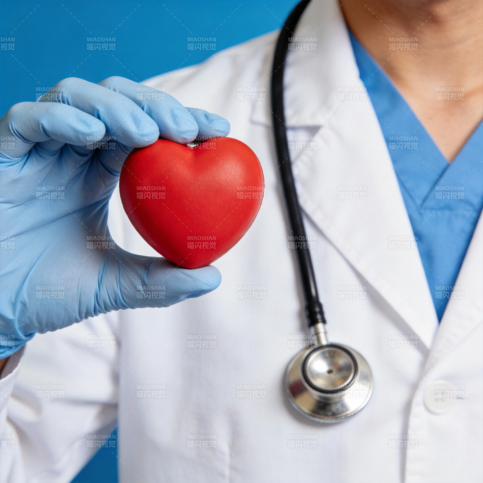 医生手捧红心图片