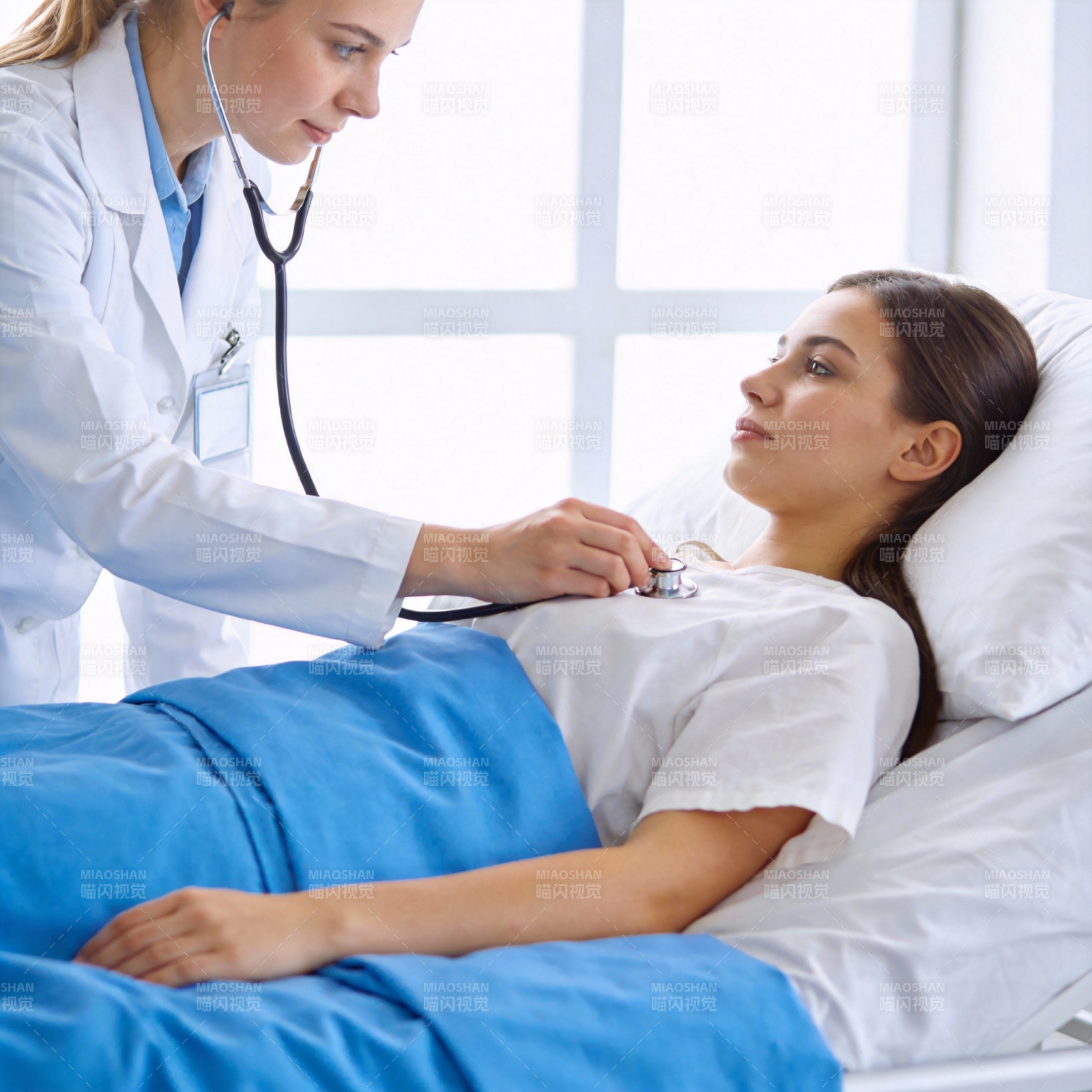 医生为患者听诊图片