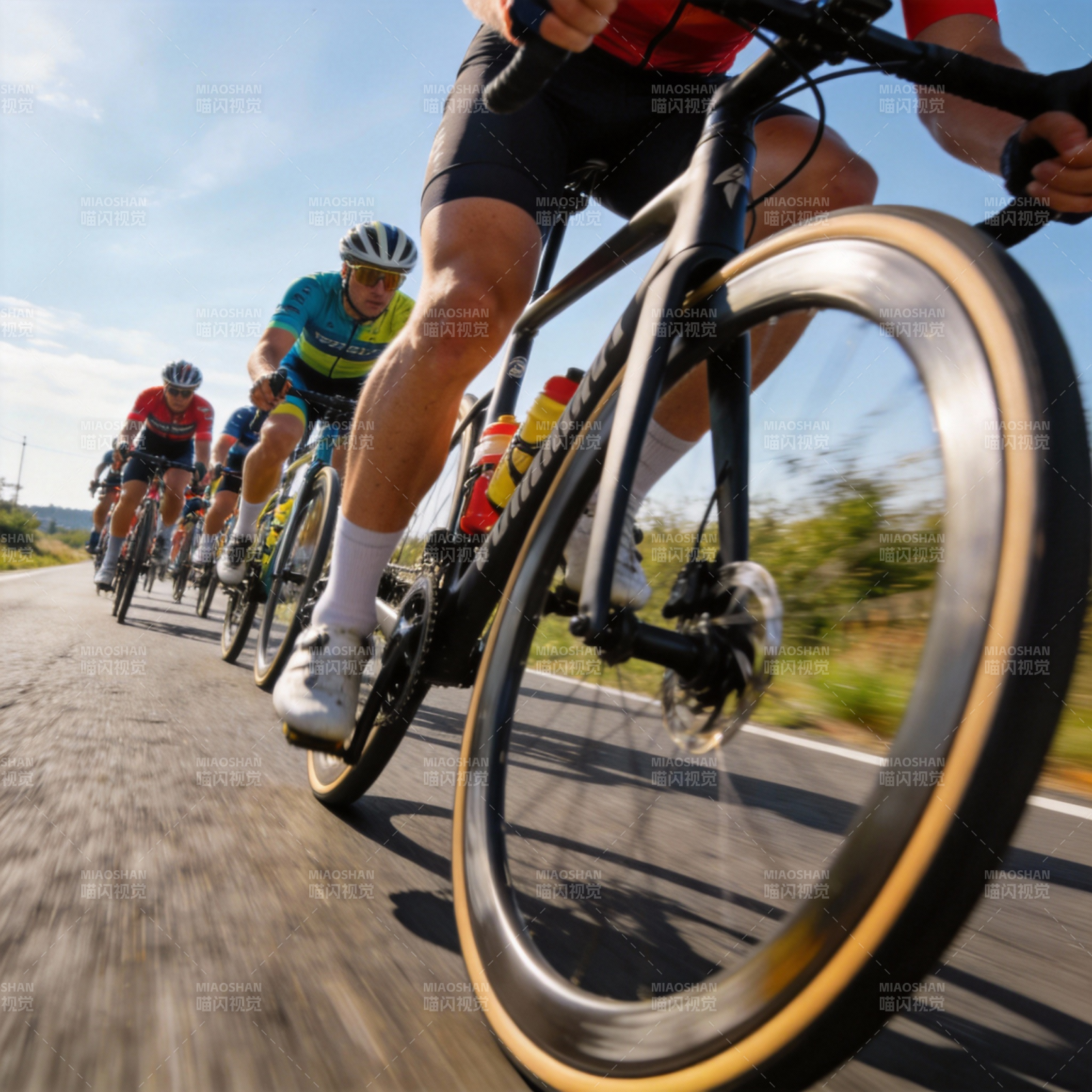 疾驰的骑行者图片