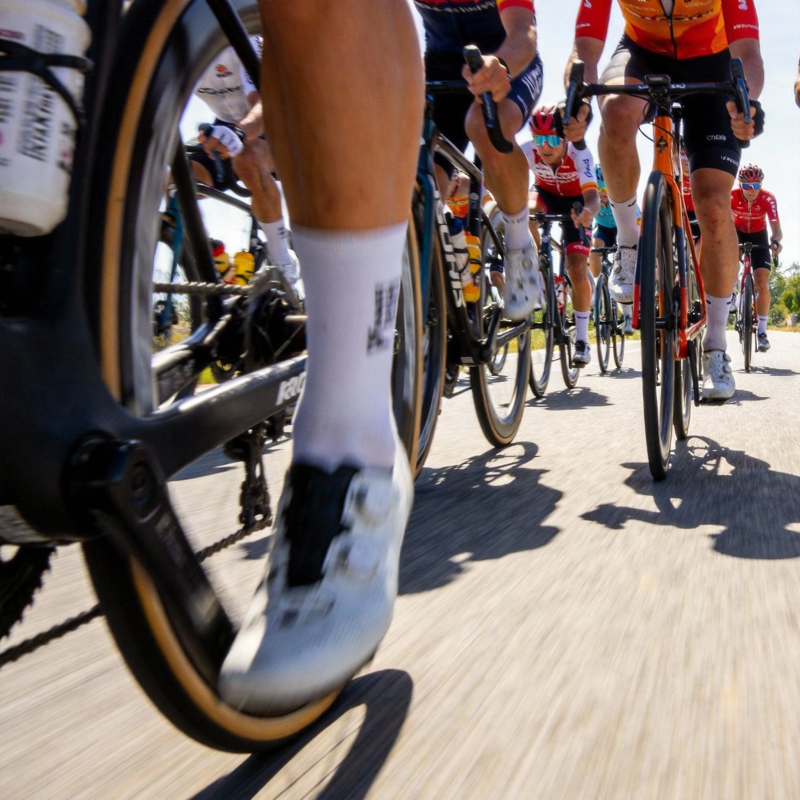 骑行竞速瞬间图片