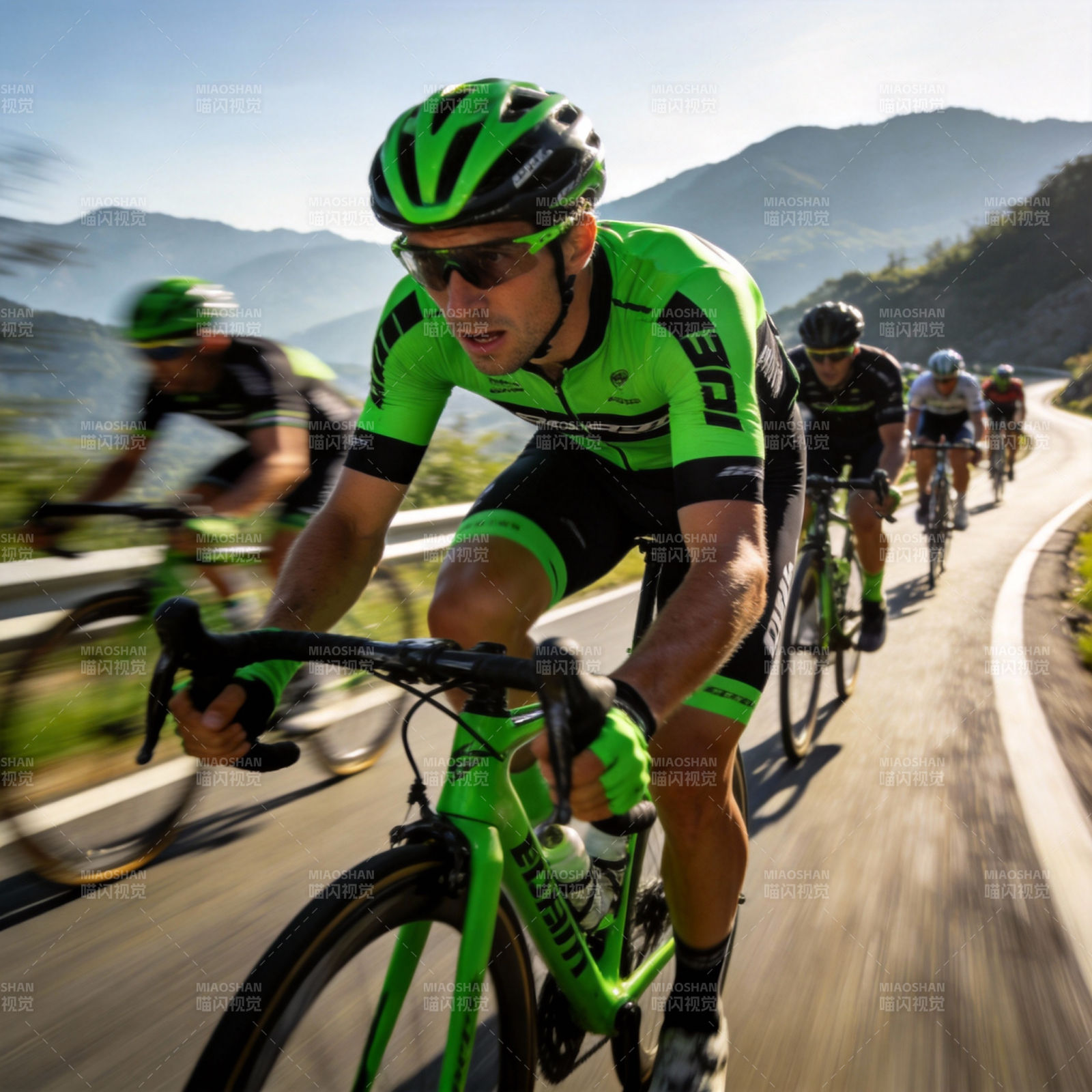 绿骑疾驰山间路图片