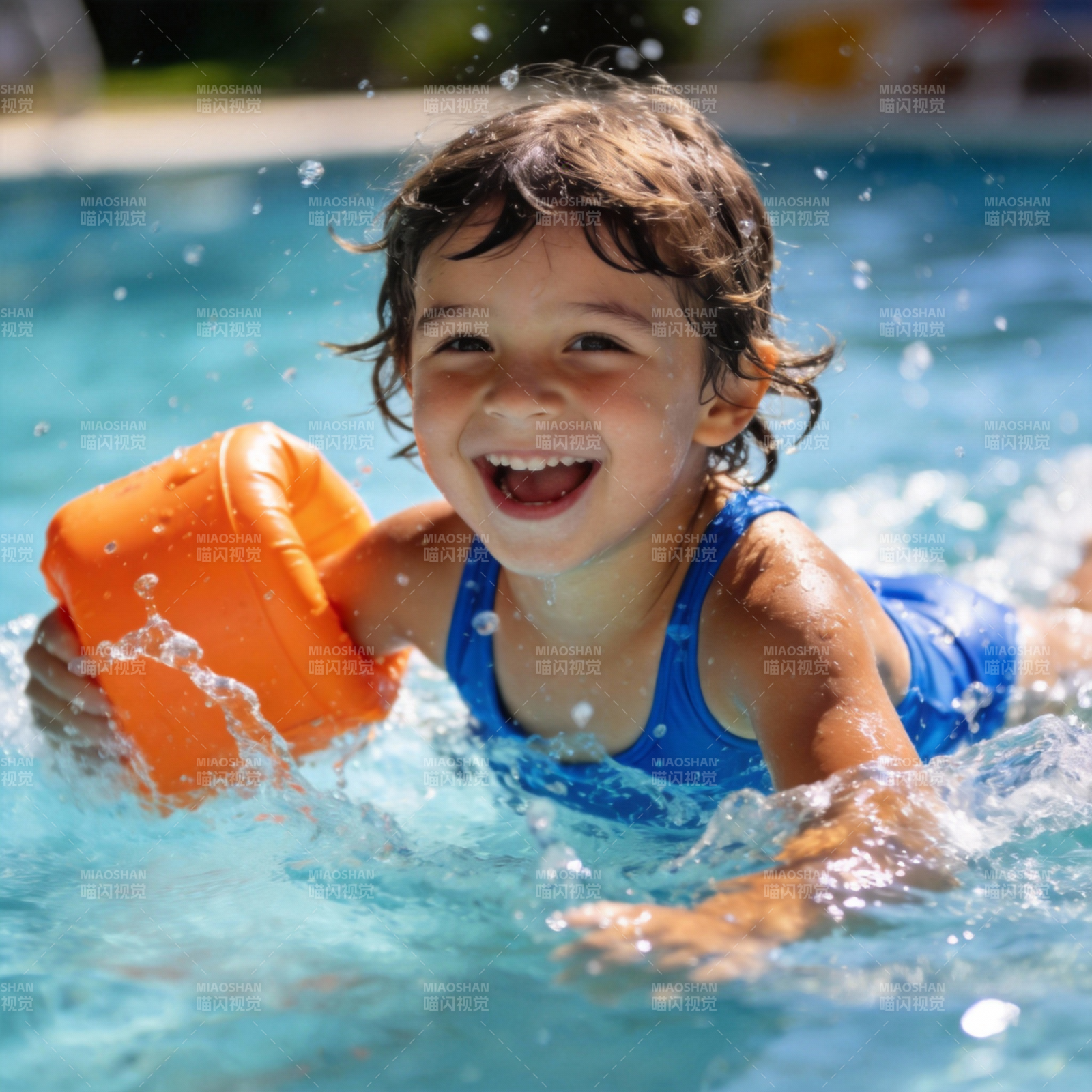 泳池欢笑童年图片