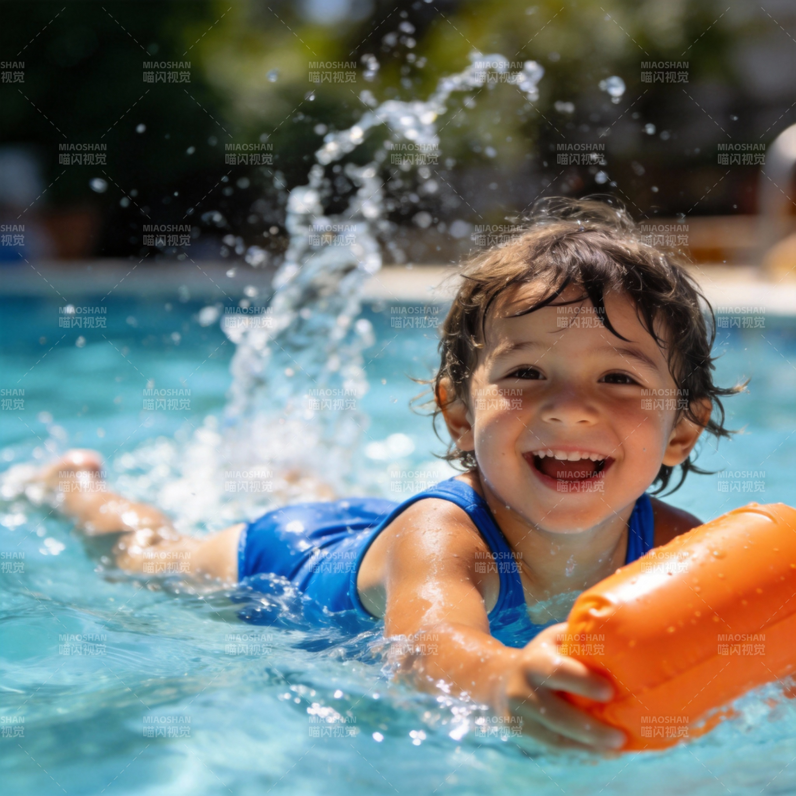 泳池里的快乐时光图片