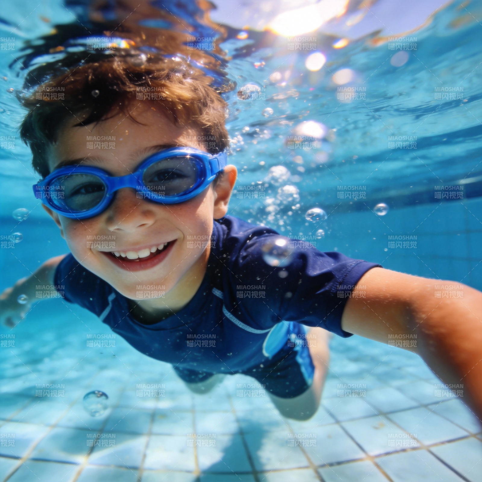 水下微笑的小男孩图片