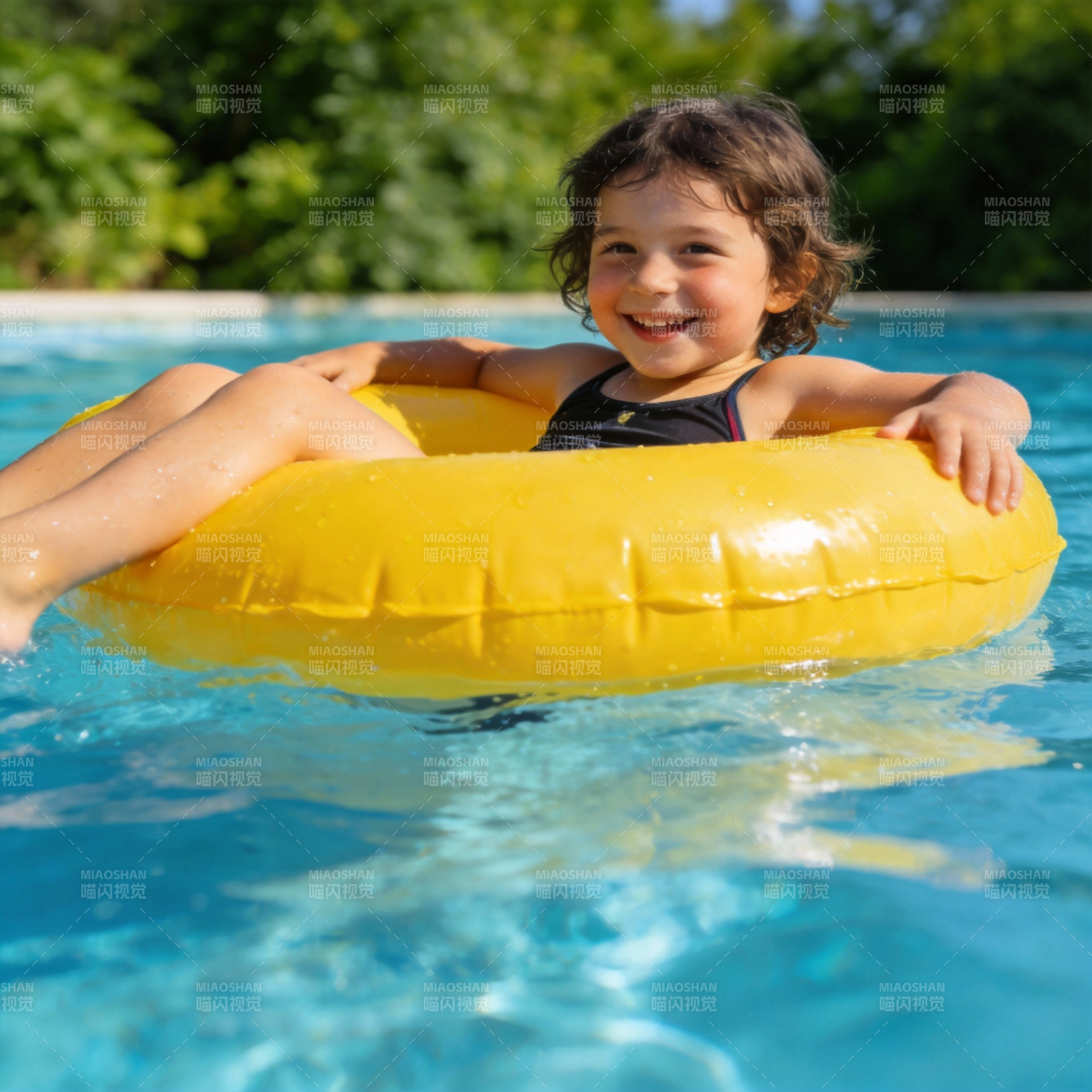 泳池里的快乐时光图片