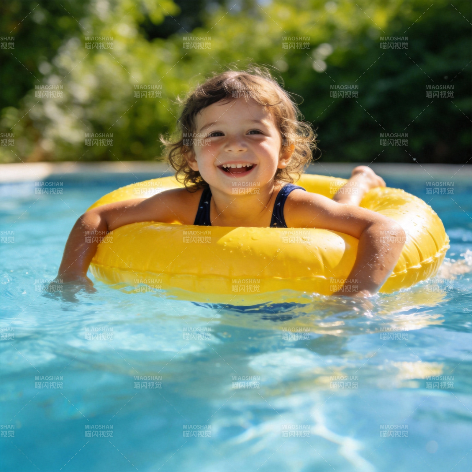 泳池里的快乐时光图片