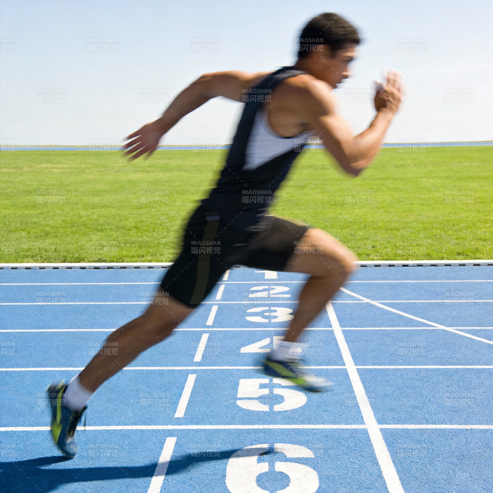 赛道飞驰瞬间图片