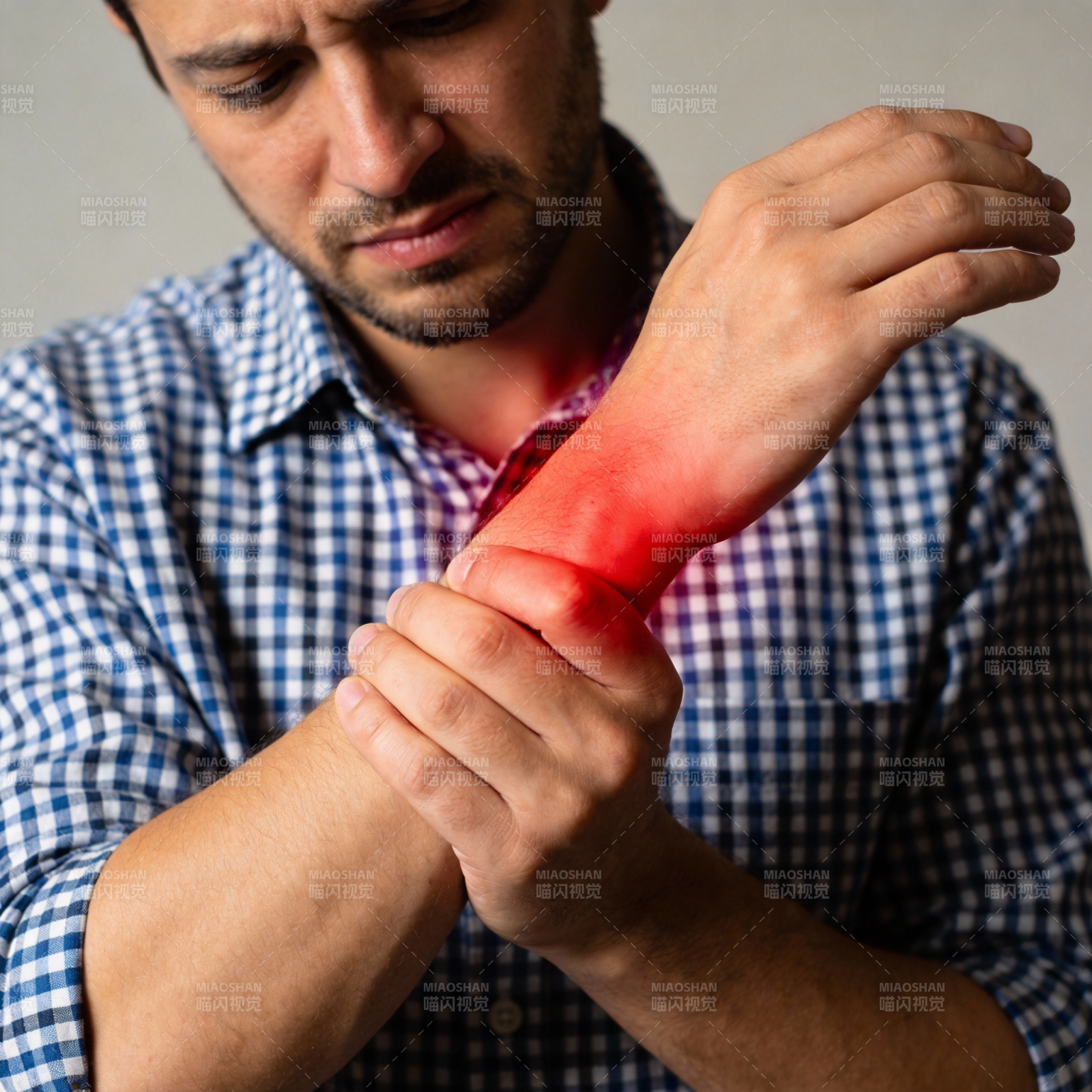 腕部疼痛难忍图片