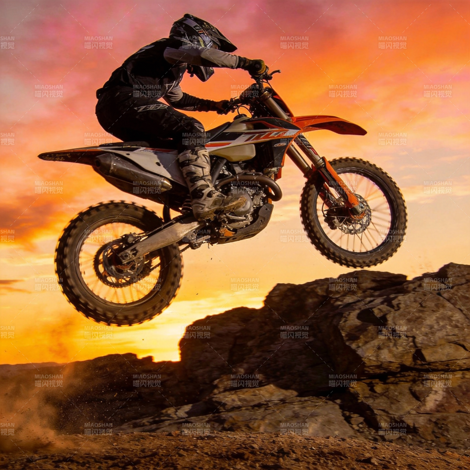 夕阳下的极限飞驰图片