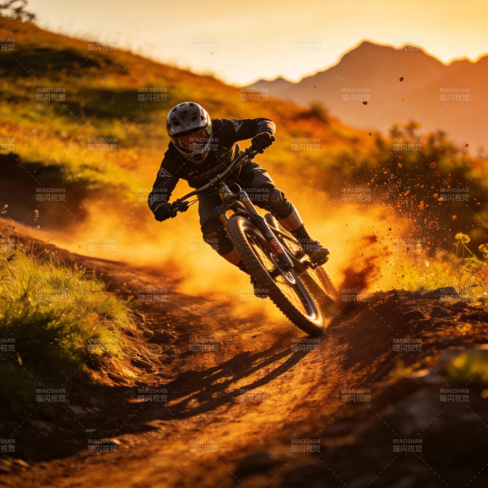 山地骑行 驰骋夕阳图片