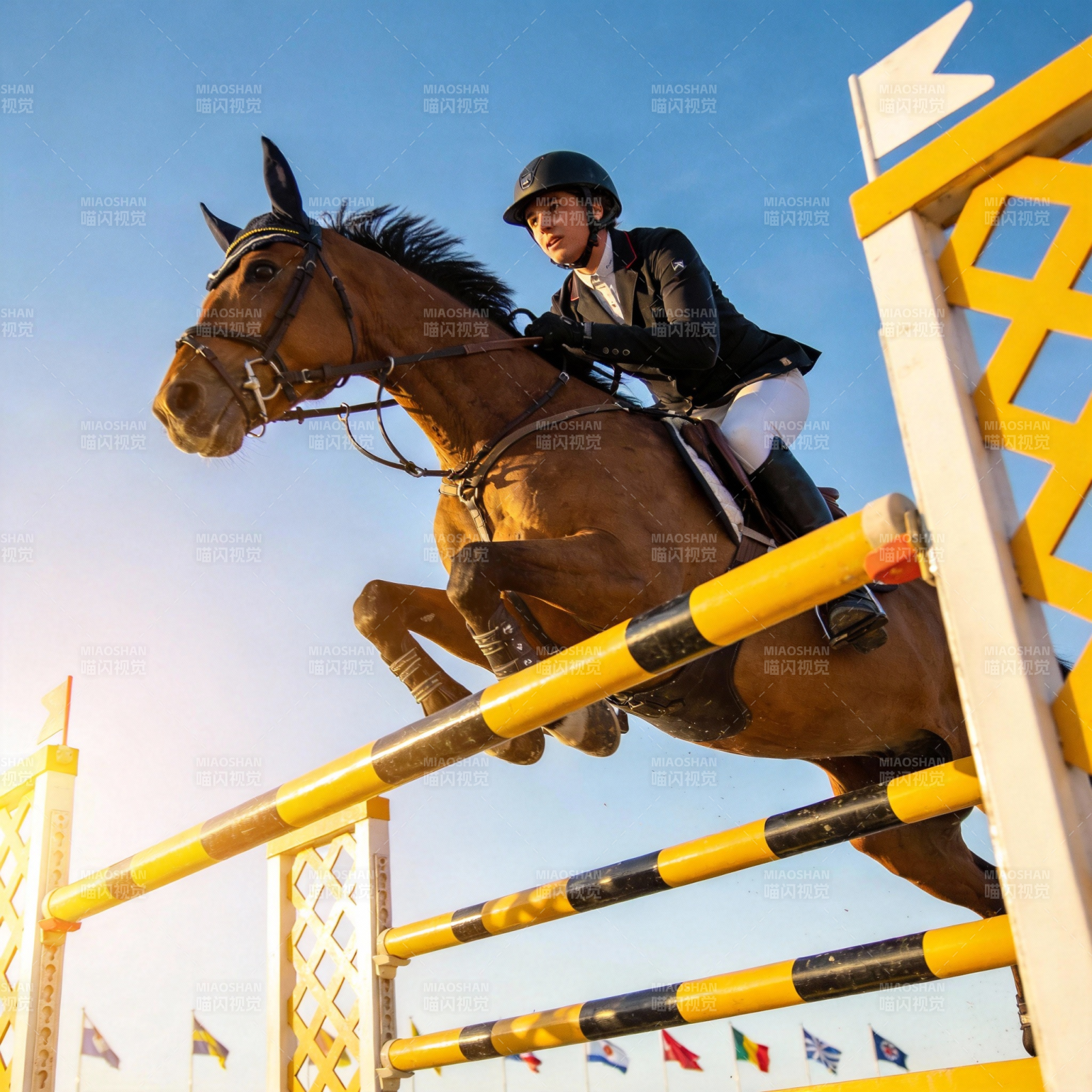 飞跃障碍的骑手图片