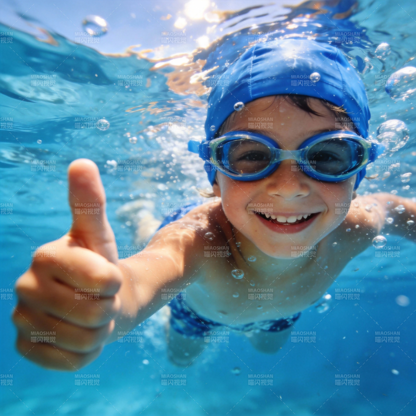 水下微笑的小泳者图片