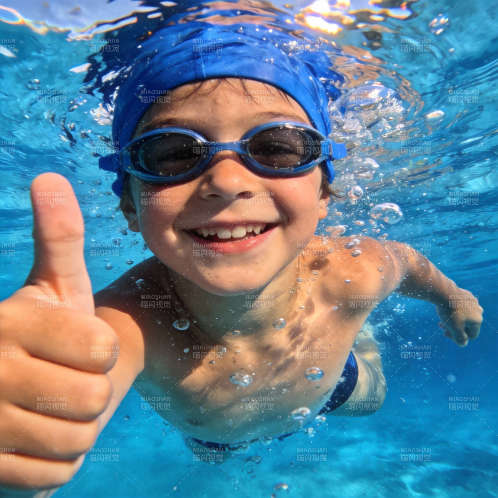 水下微笑的小泳者图片
