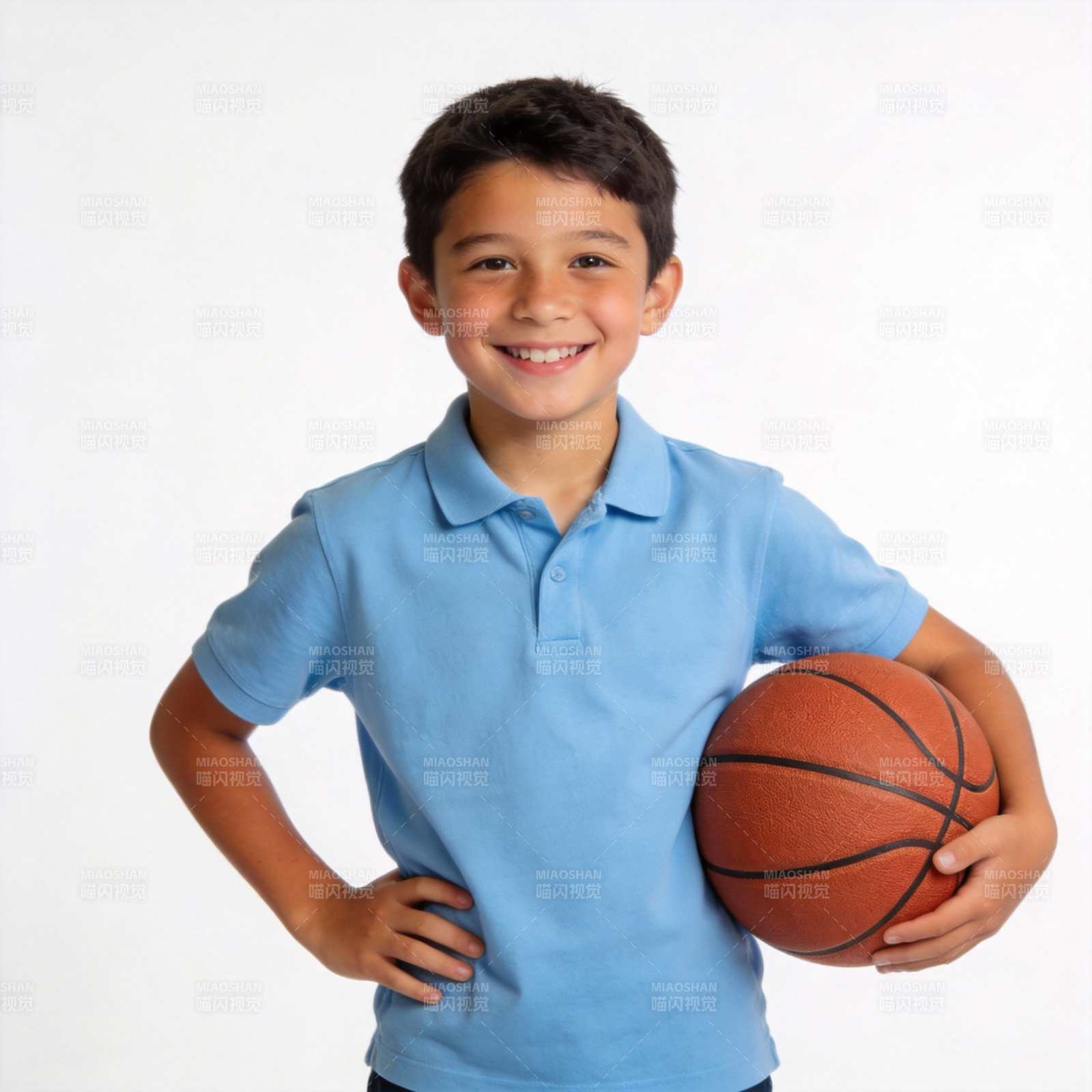 男孩持篮球微笑图片
