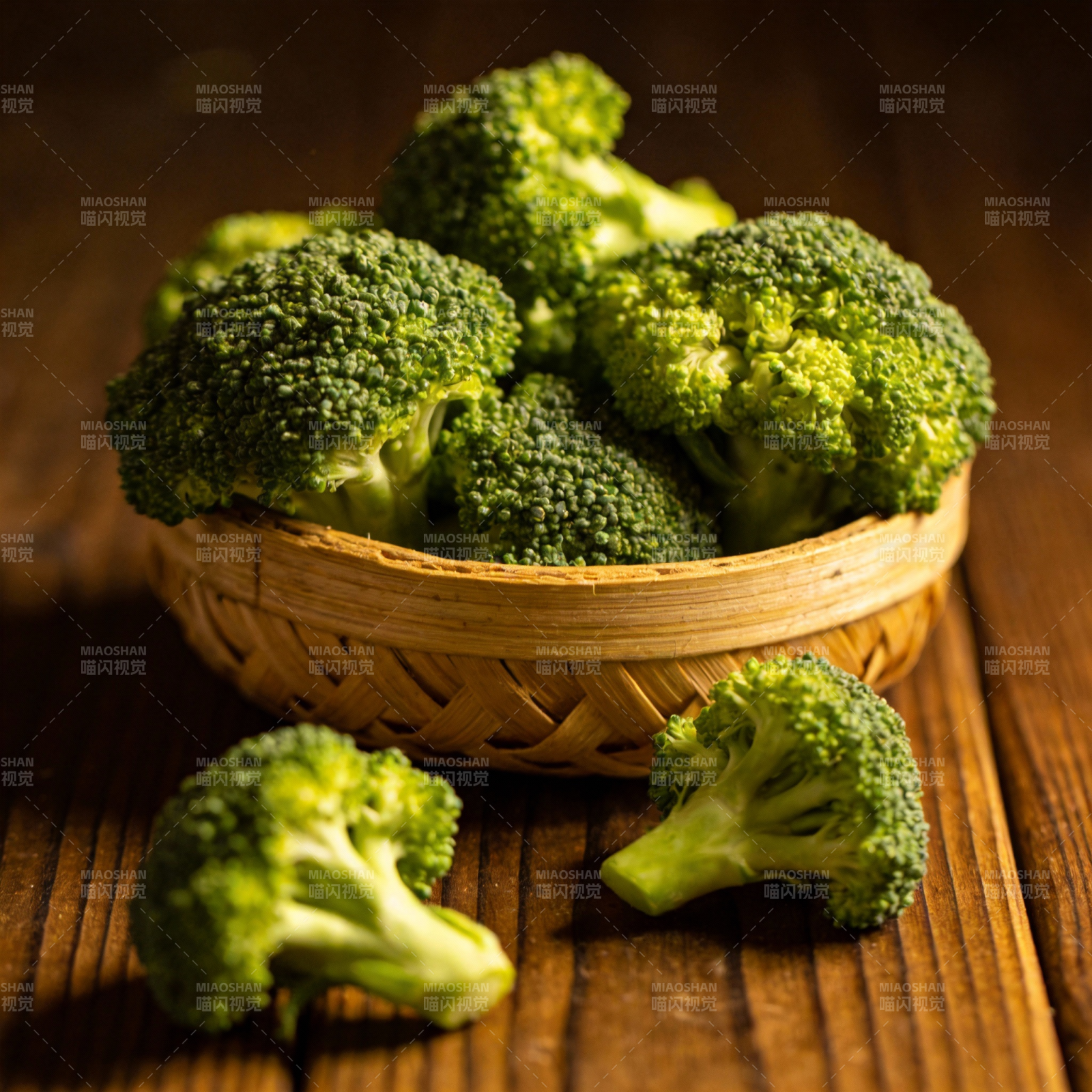 新鲜西兰花篮中盛图片