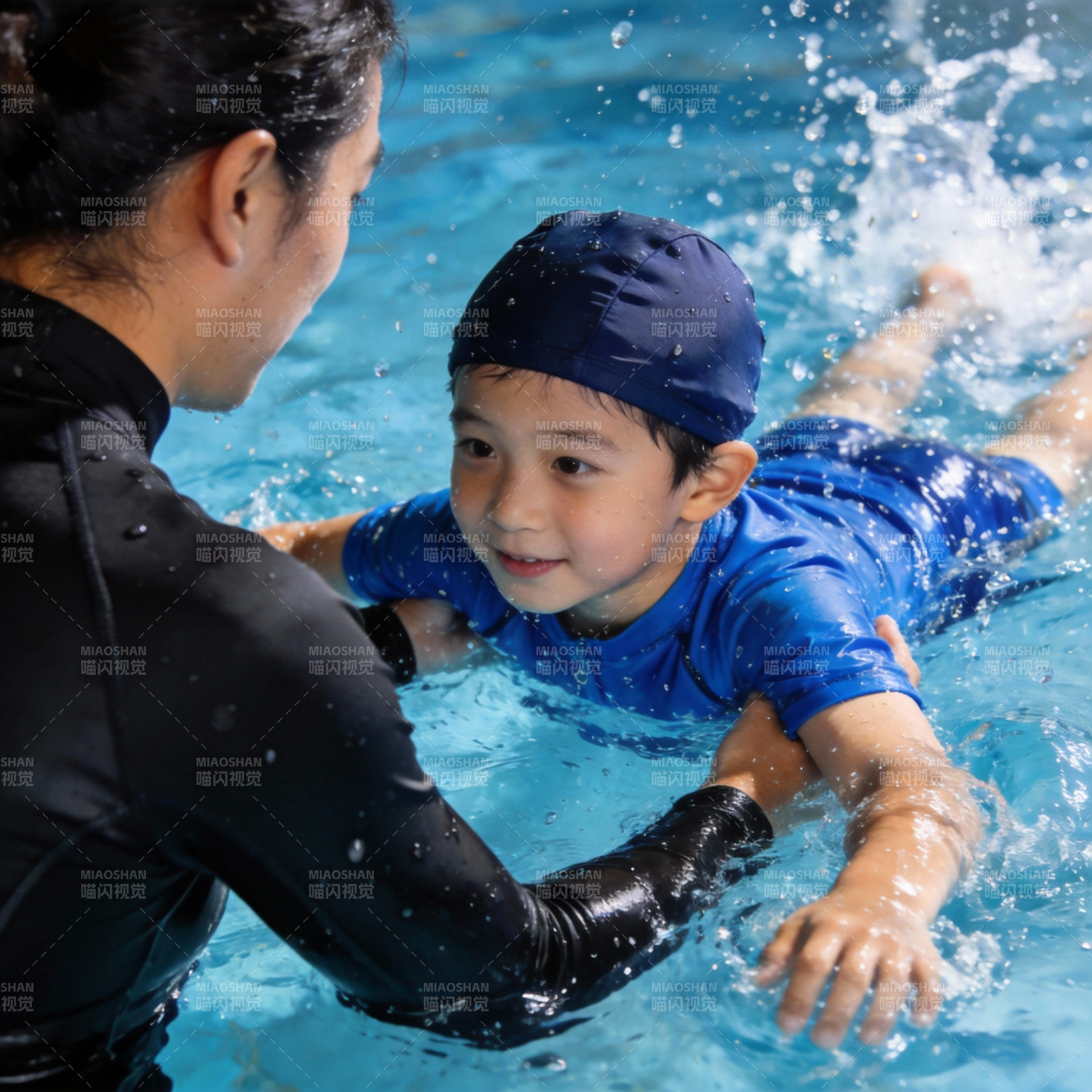 亲子游泳教学图片