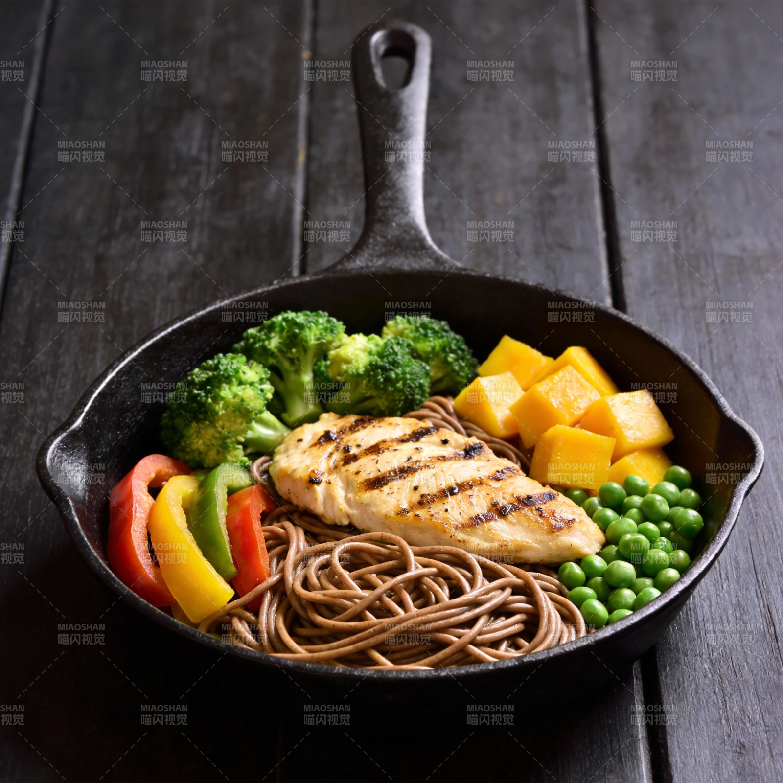 美味鸡胸蔬菜面图片