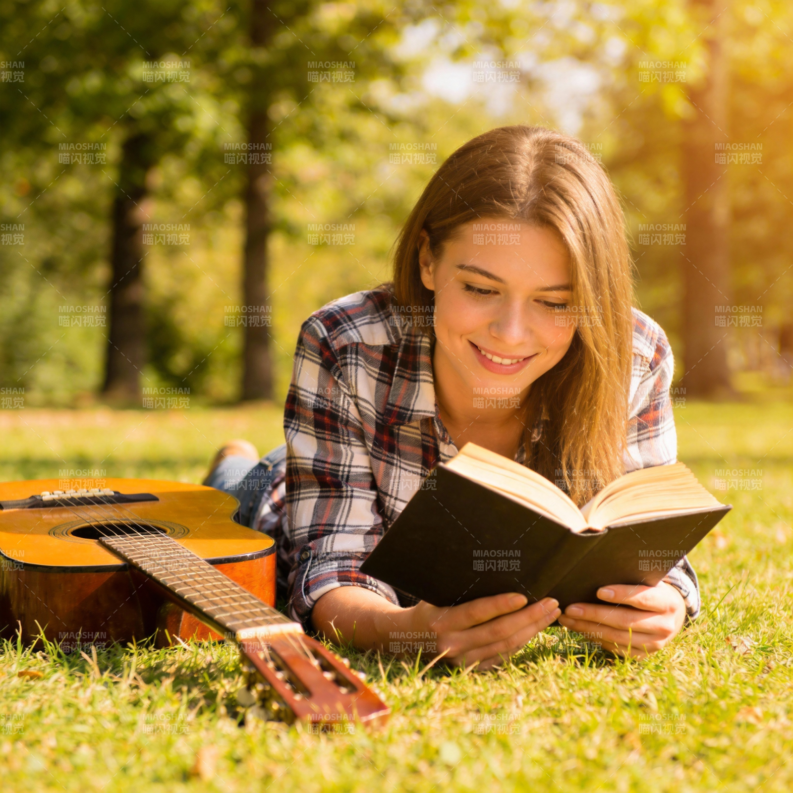 草地上的阅读时光图片